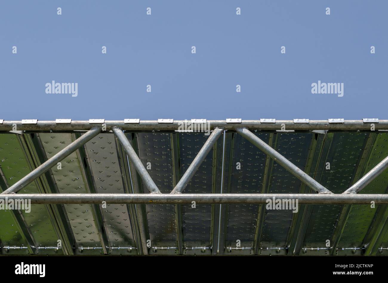 Struttura di ponteggi: Particolare con struttura portante in acciaio zincato e elementi tubolari prefabbricati che compongono una trave reticolare. Foto Stock