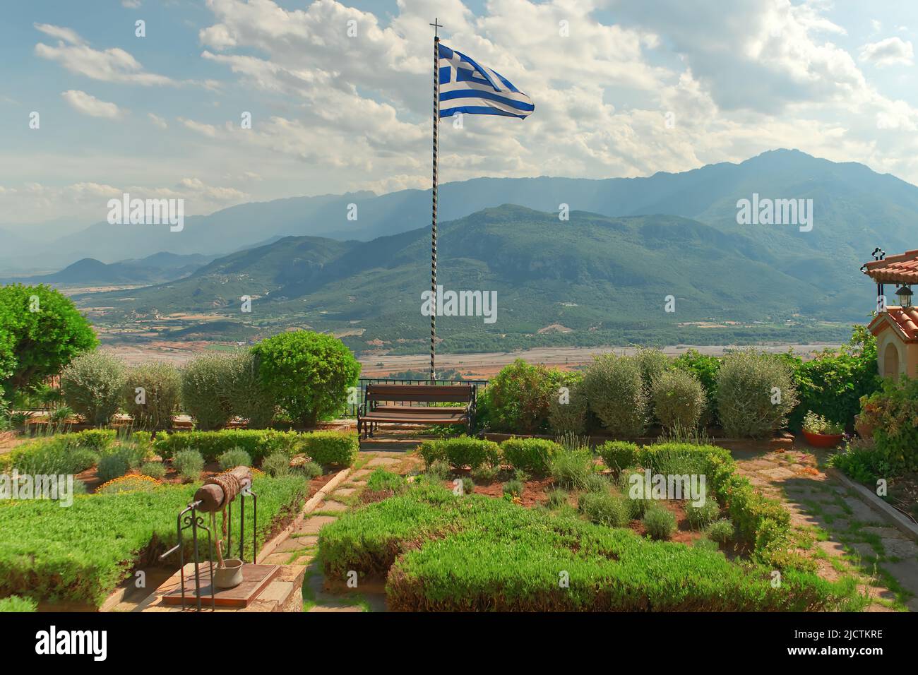 La Grecia batte la bandiera greca che sventola sul ponte di osservazione . Kalabaka, Grecia. Foto Stock