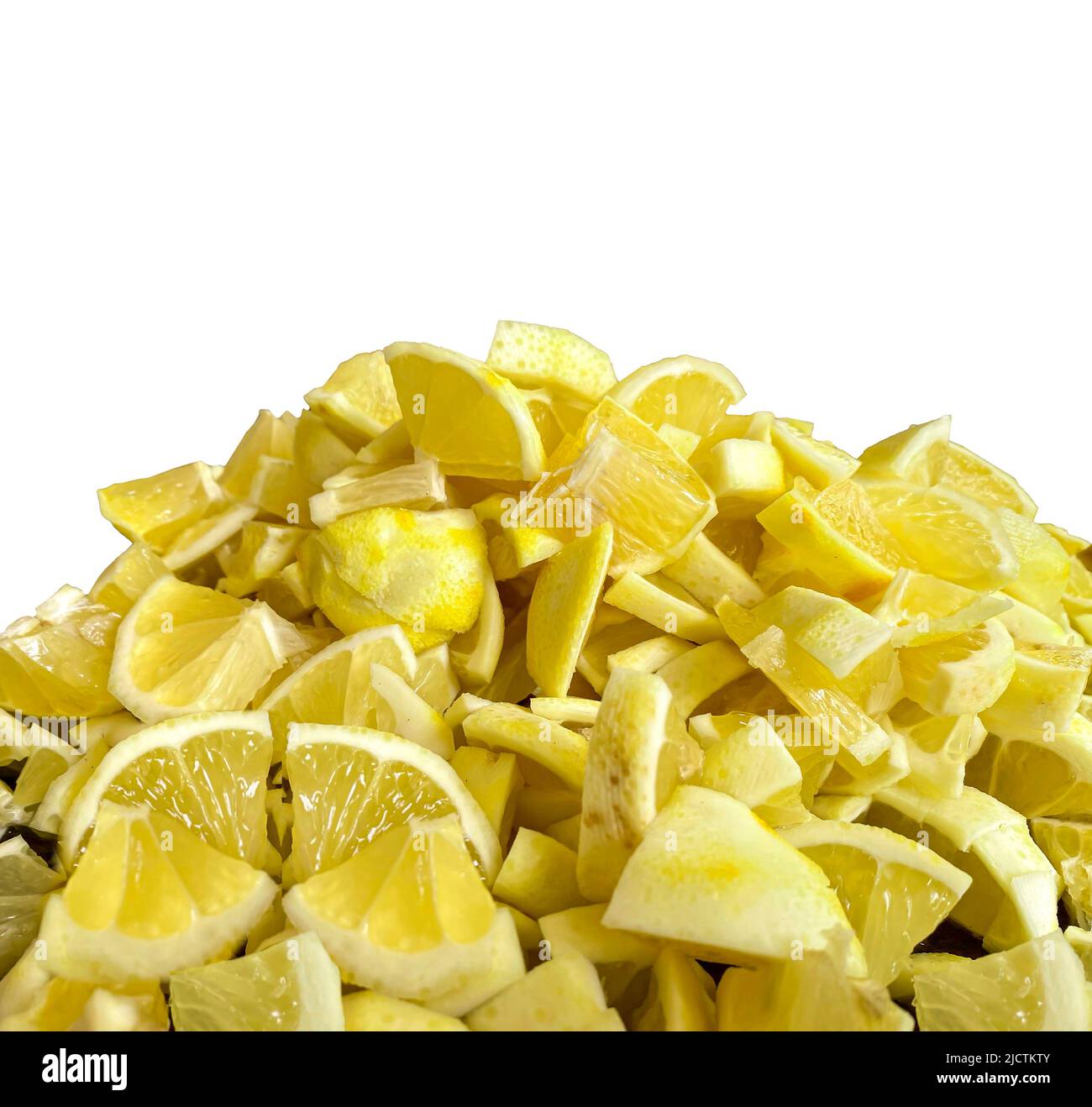 mucchio di limone a fette isolato su sfondo bianco. preparare per limonata fatta in casa. copiare spazio per il testo Foto Stock