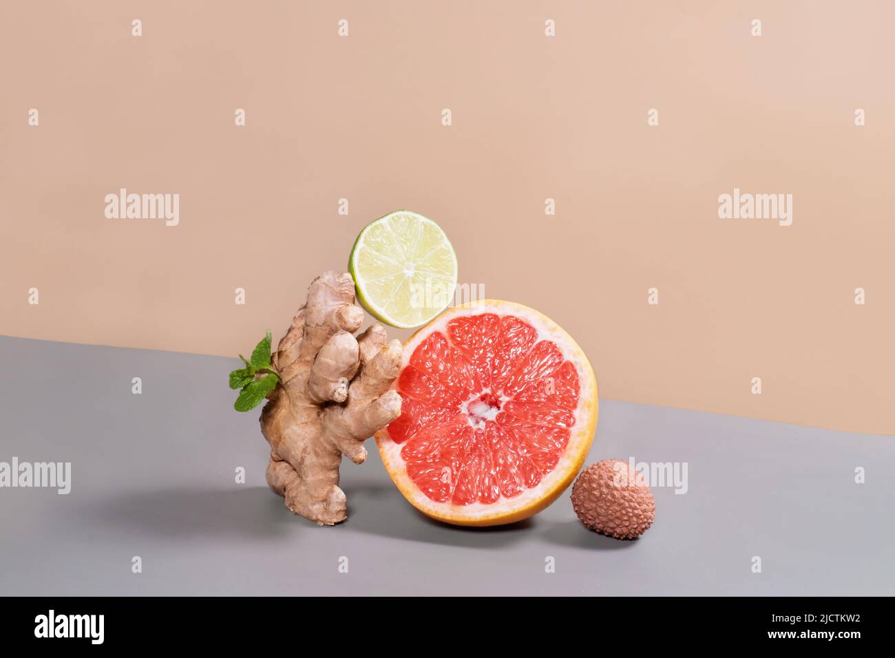 Zenzero equilibrante, lime a fette, pompelmo, lychee. Immunitaria potenziamento agrumi per la fornitura di organismo con vitamine. Alimentazione sana, cibo fresco Foto Stock