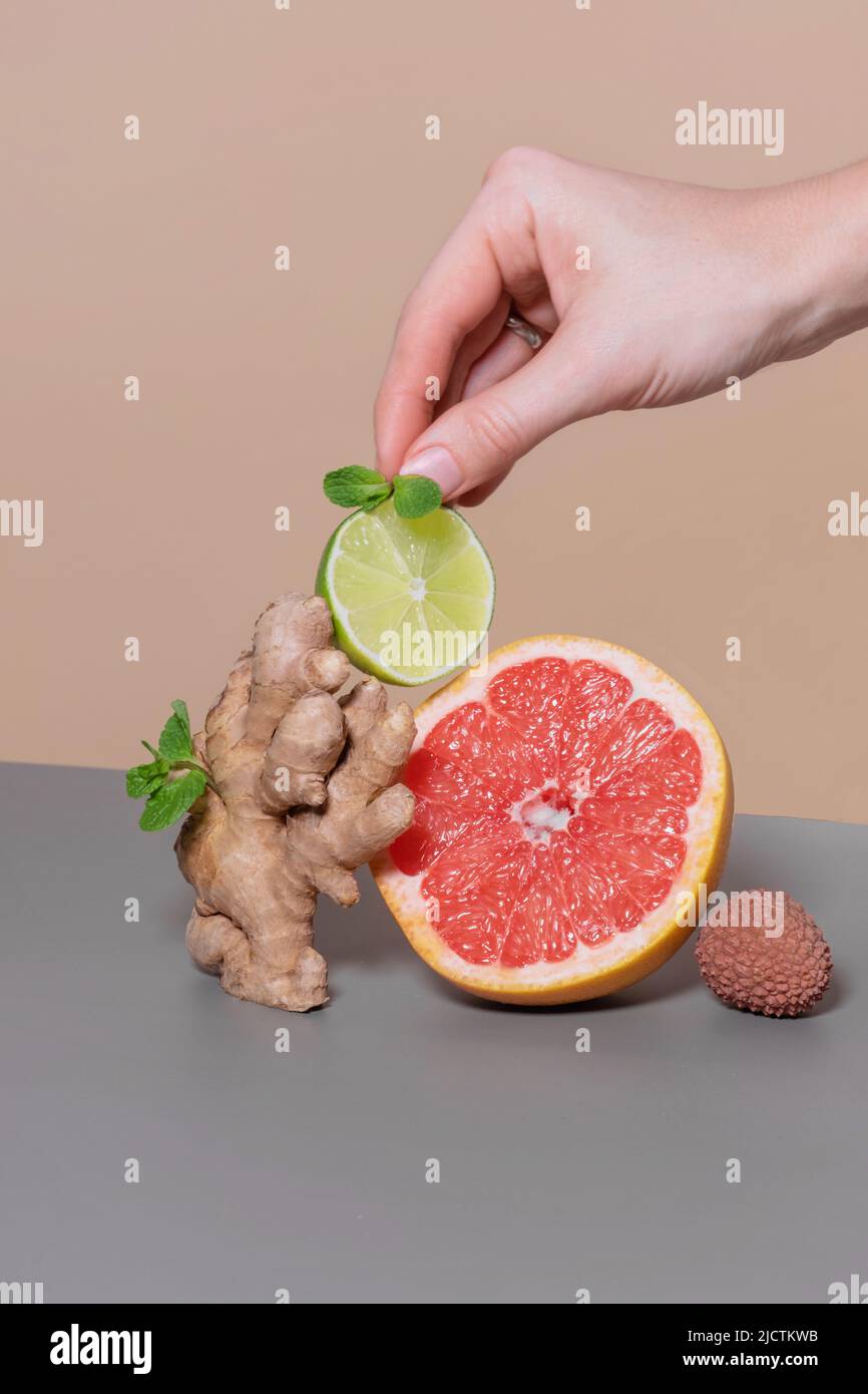 Zenzero equilibrante, lime a fette, pompelmo, lychee. Immunitaria potenziamento agrumi per la fornitura di organismo con vitamine. Alimentazione sana, cibo fresco Foto Stock
