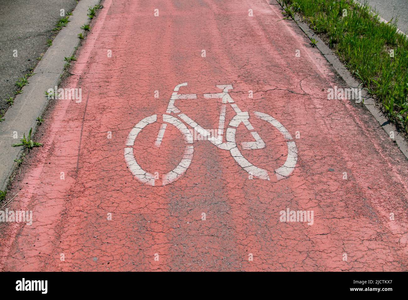 percorso ciclabile, strada simbolo della bicicletta, con asfalto rosso per evidenziare il passaggio dedicato alle biciclette. Foto Stock