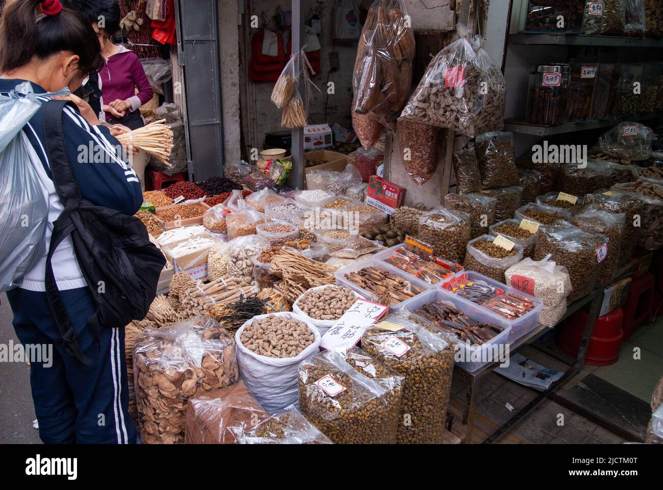 Varietà di articoli secchi in vendita nel mercato Qingping a Guangzhou, cinese li usa per la medicina. Tutto, dai funghi alle parti animali. Foto Stock