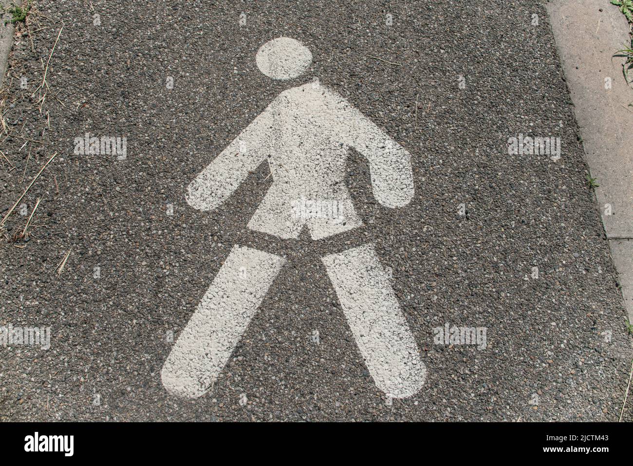 mobili urbani: passerella pedonale, con un simbolo pedone sull'asfalto, corridori o ciclisti o escursionisti possono praticare il loro sport in modo sicuro. Foto Stock