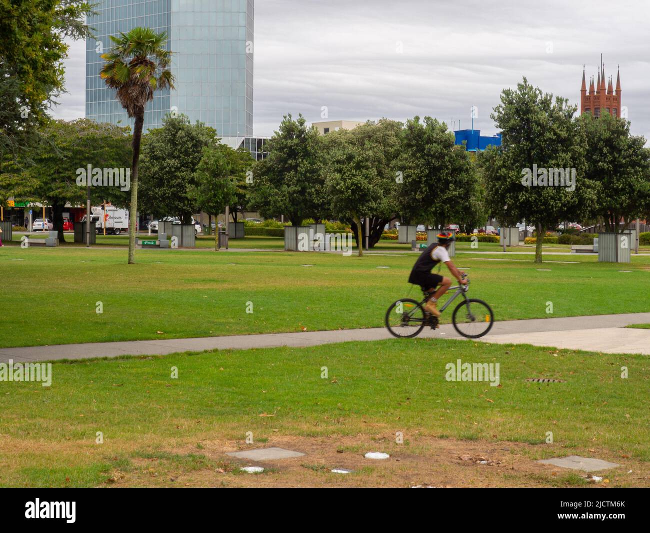 Ciclista attraverso Piazza della Città Foto Stock