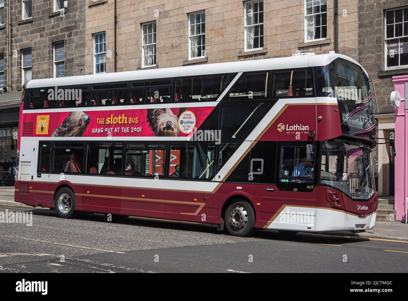 Sloth Bus, lo zoo di Edimburgo, presenta slots sul lato di un autobus Lothian su Frederick Street, Edimburgo, Scozia, Regno Unito. Foto Stock