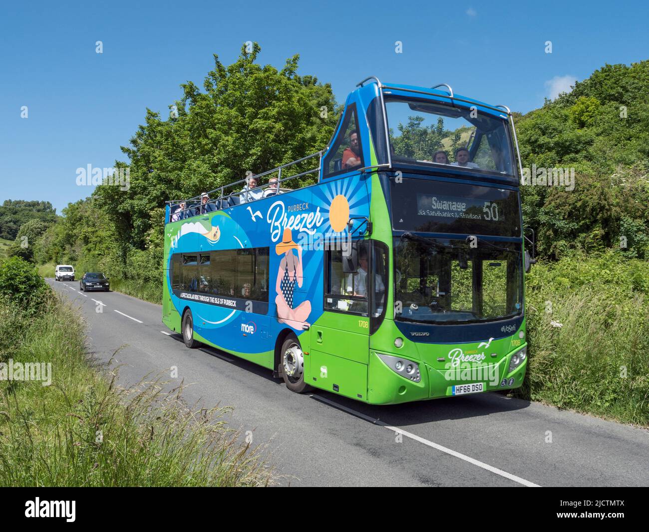 Un autobus pubblico locale Purbeck Breezer, Route 40, sulla strada per Swanage, Dorset, Regno Unito. Foto Stock