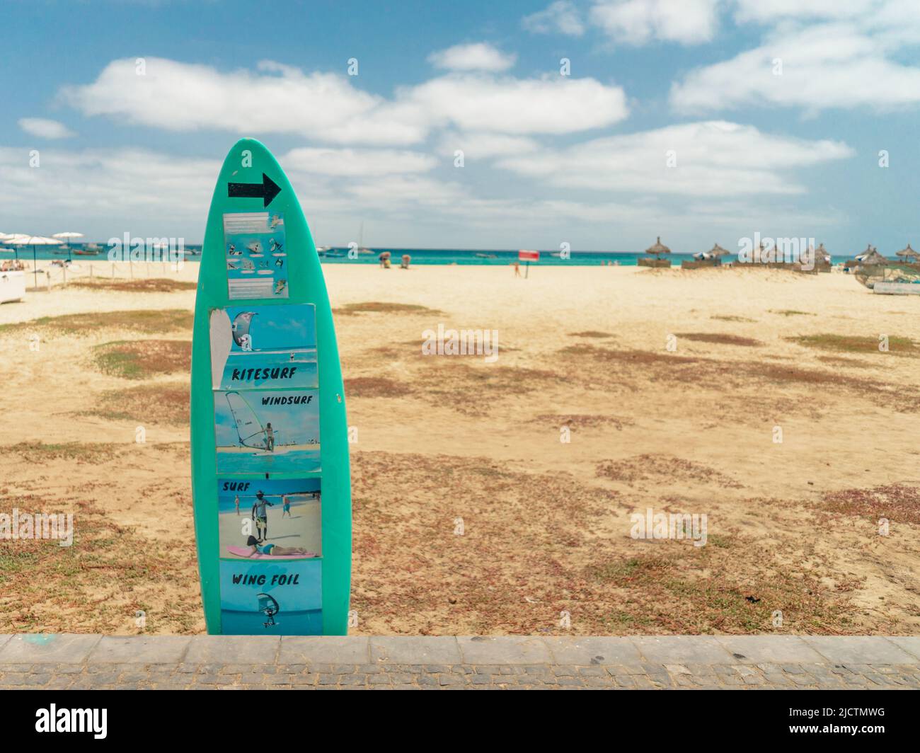 la scrivania blu per il surf si stende sulla sabbia sulla spiaggia Foto Stock