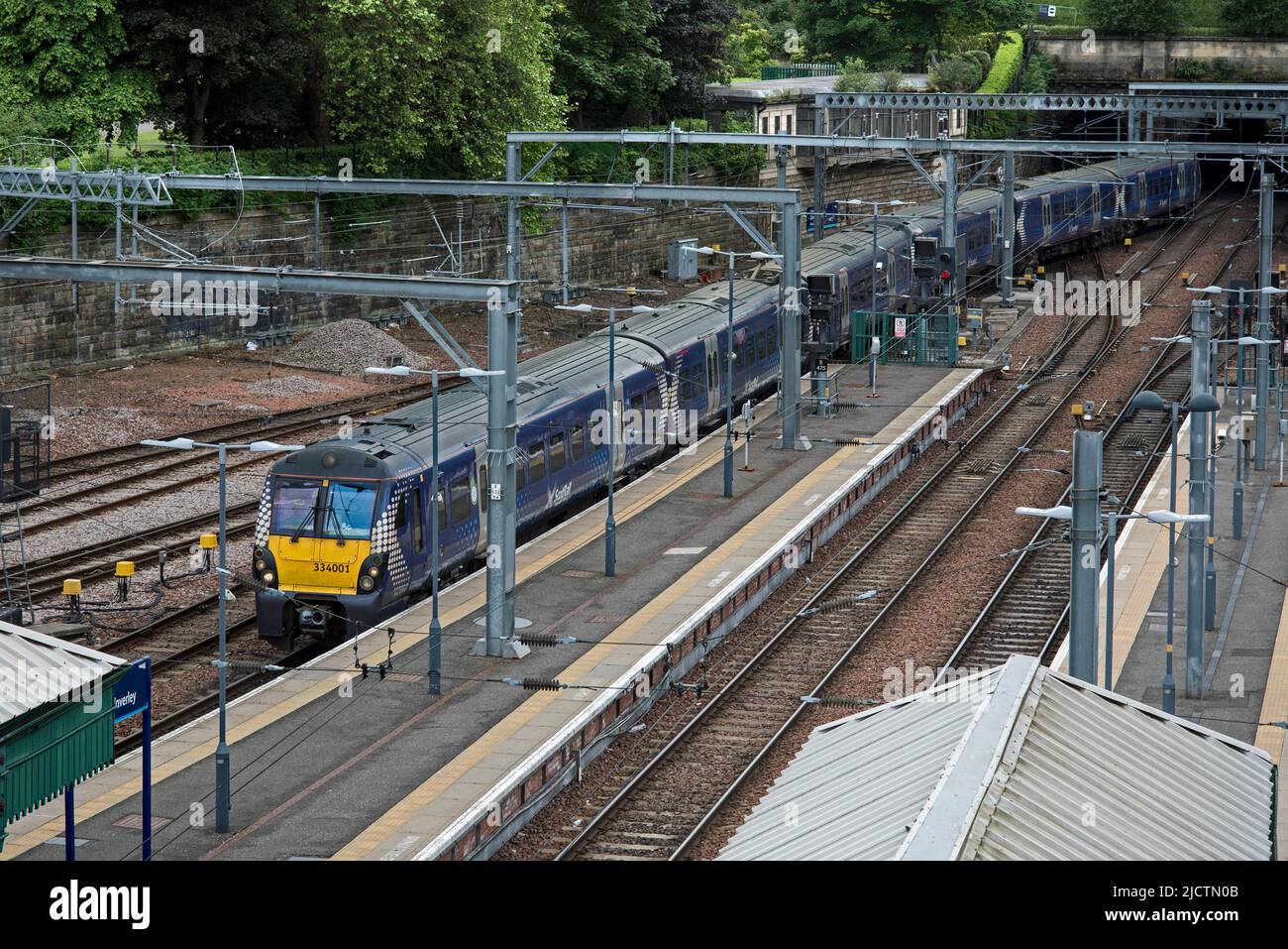 La prima EMU di classe 334 di ScotRail ha stabilito 334001 avvicinarsi alla placca alla stazione di Waverley, Edimburgo, Scozia, Regno Unito. Foto Stock