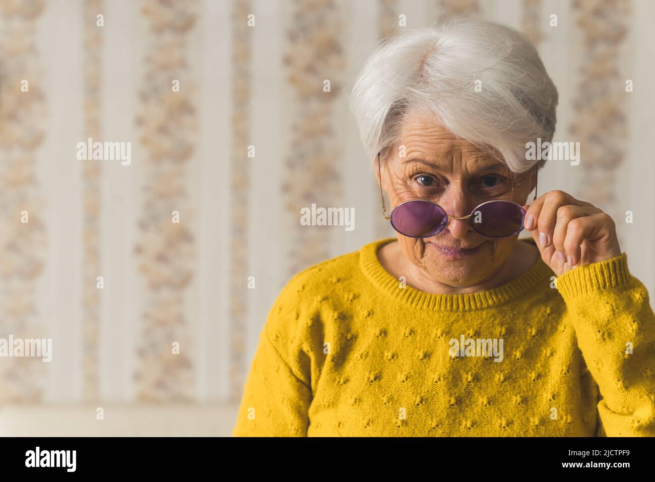 Donna anziana chic immagini e fotografie stock ad alta risoluzione - Alamy