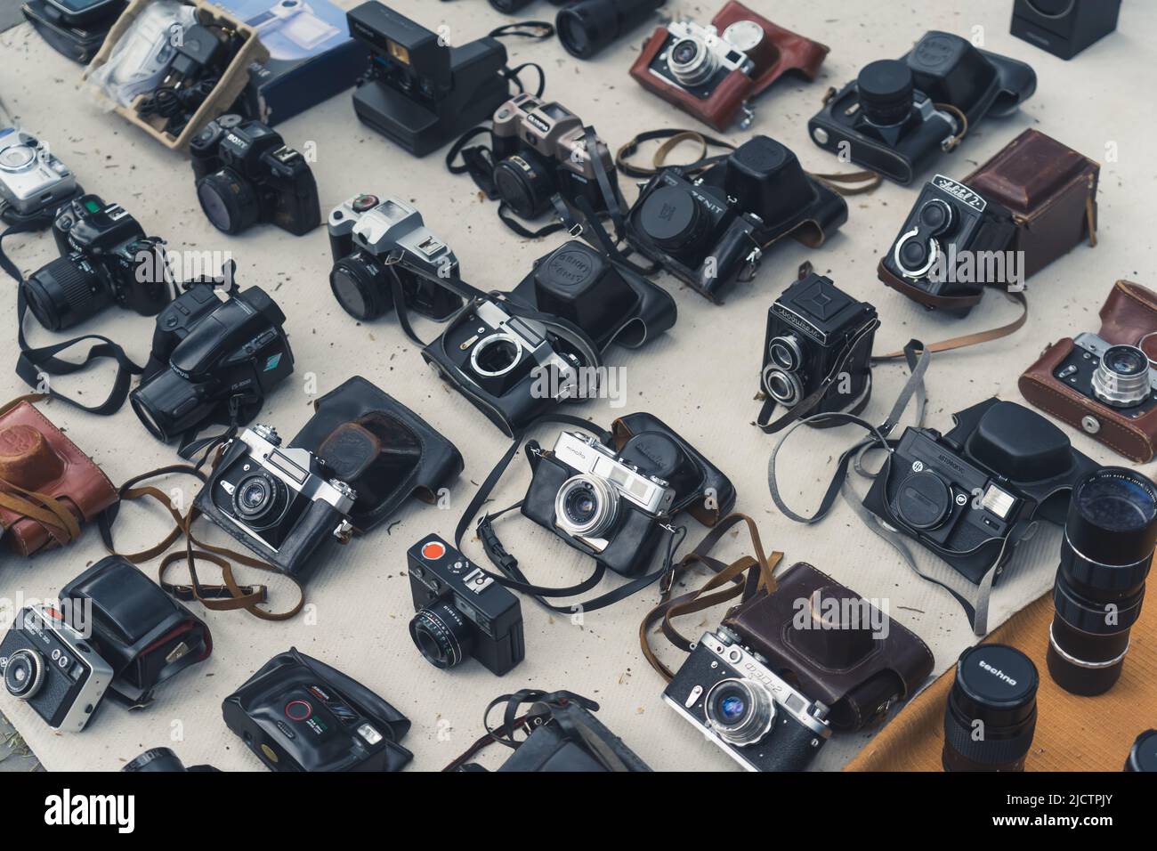 18.05.2022. mostra di vecchie macchine fotografiche d'epoca al mercato delle pulci. Foto di alta qualità Foto Stock