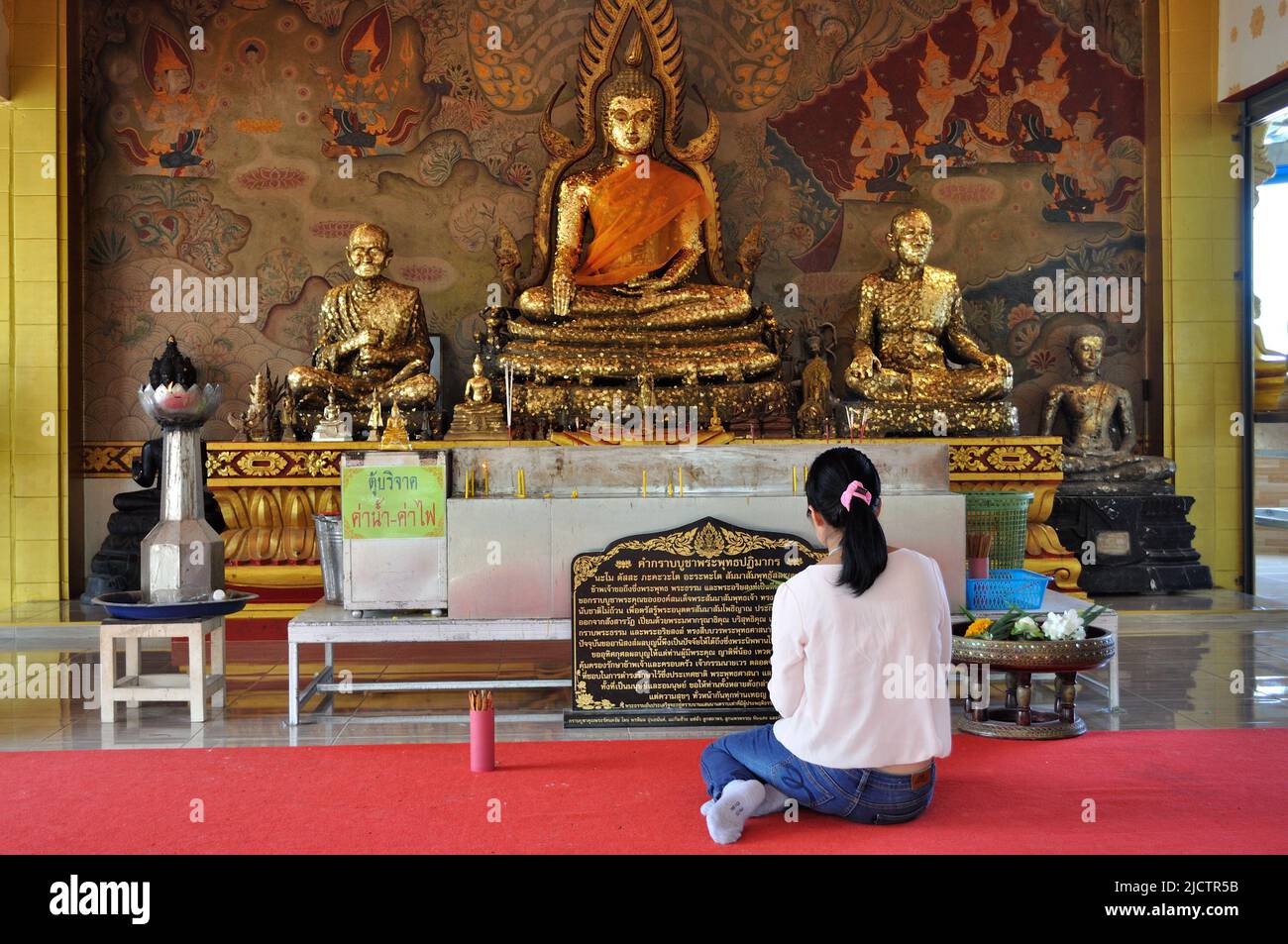 Buddista che prega nel Tempio Wat Phra Yai (Grande collina del Buddha) - Pattaya, Tailandia Foto Stock