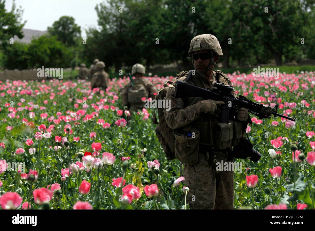 CPL del corpo marino degli Stati Uniti. Ed Galo (a destra), Combat Correspondant con Regimental Combat Team 6, si guarda dietro di sé durante una pattuglia nella valle di Gorazan Foto Stock