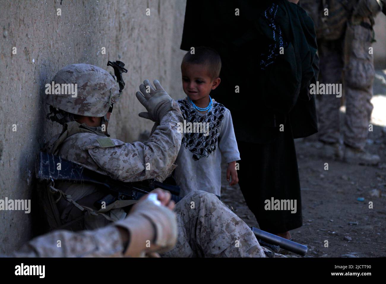 US Marine Corps Lance CPL. Miguel Sixto, marcatman designato, con 1st battaglione, 8th Regiment Marino (1/8), Regimental Combat Team 6, saluta un AFG Foto Stock