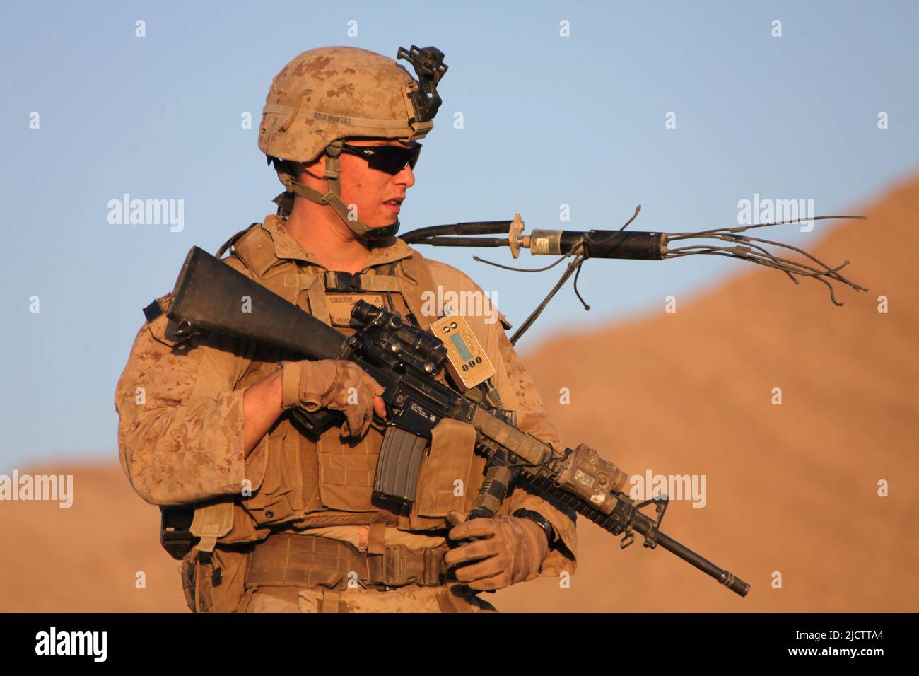 US Marine Corps Lance CPL. Jeremy Szulborski con la polizia Advisory Team 2, 1st Battaglione, 8th Regiment Marino, Regimental Combat Team 6, pattuglie in K Foto Stock