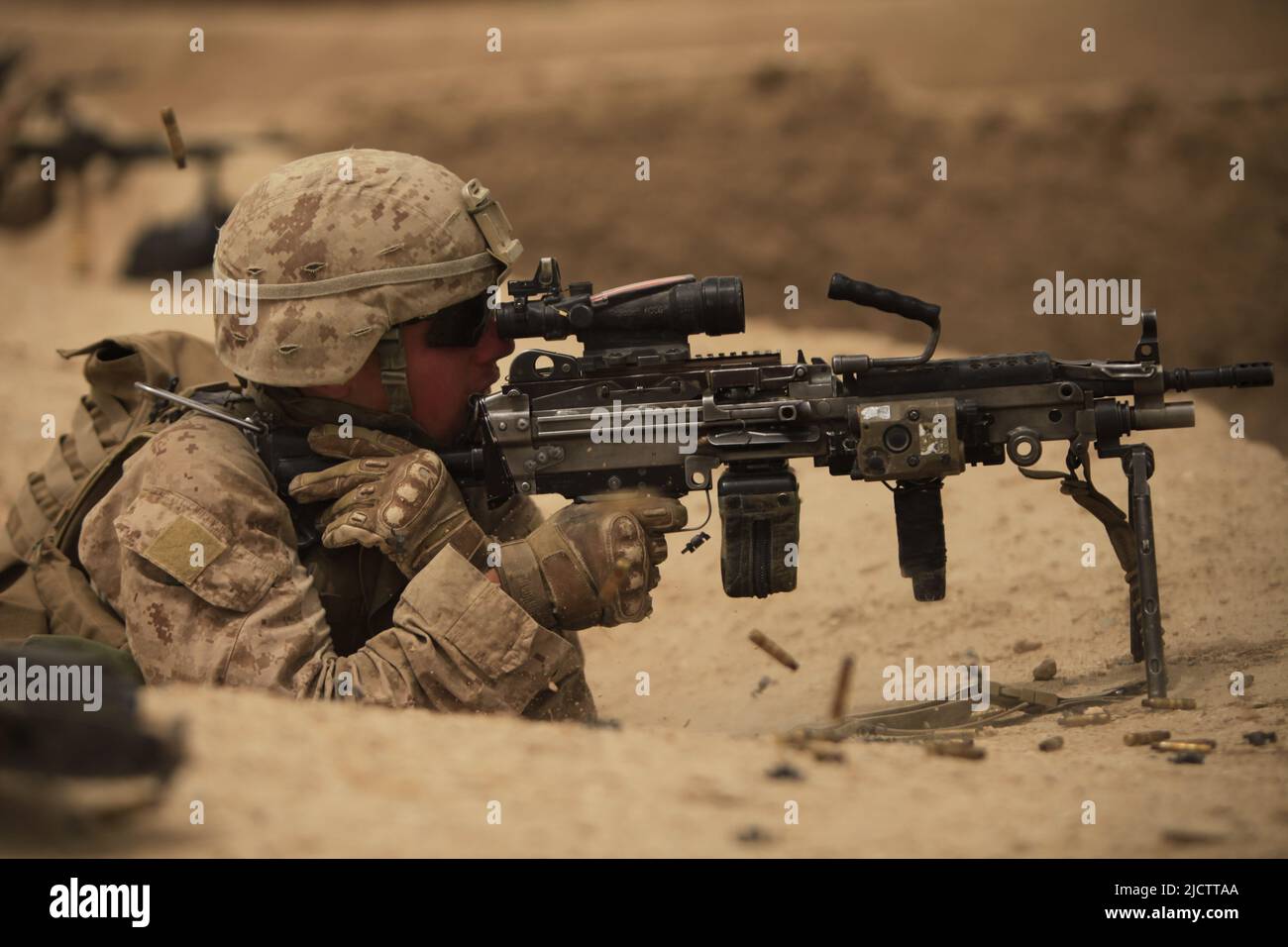 A U.S Marine with Alpha Company, 1st Battaglione, 8th Marine Regiment, Regimental Combat Team 6 coinvolge i combattenti nemici con il suo mac automatico a M249 squadre Foto Stock
