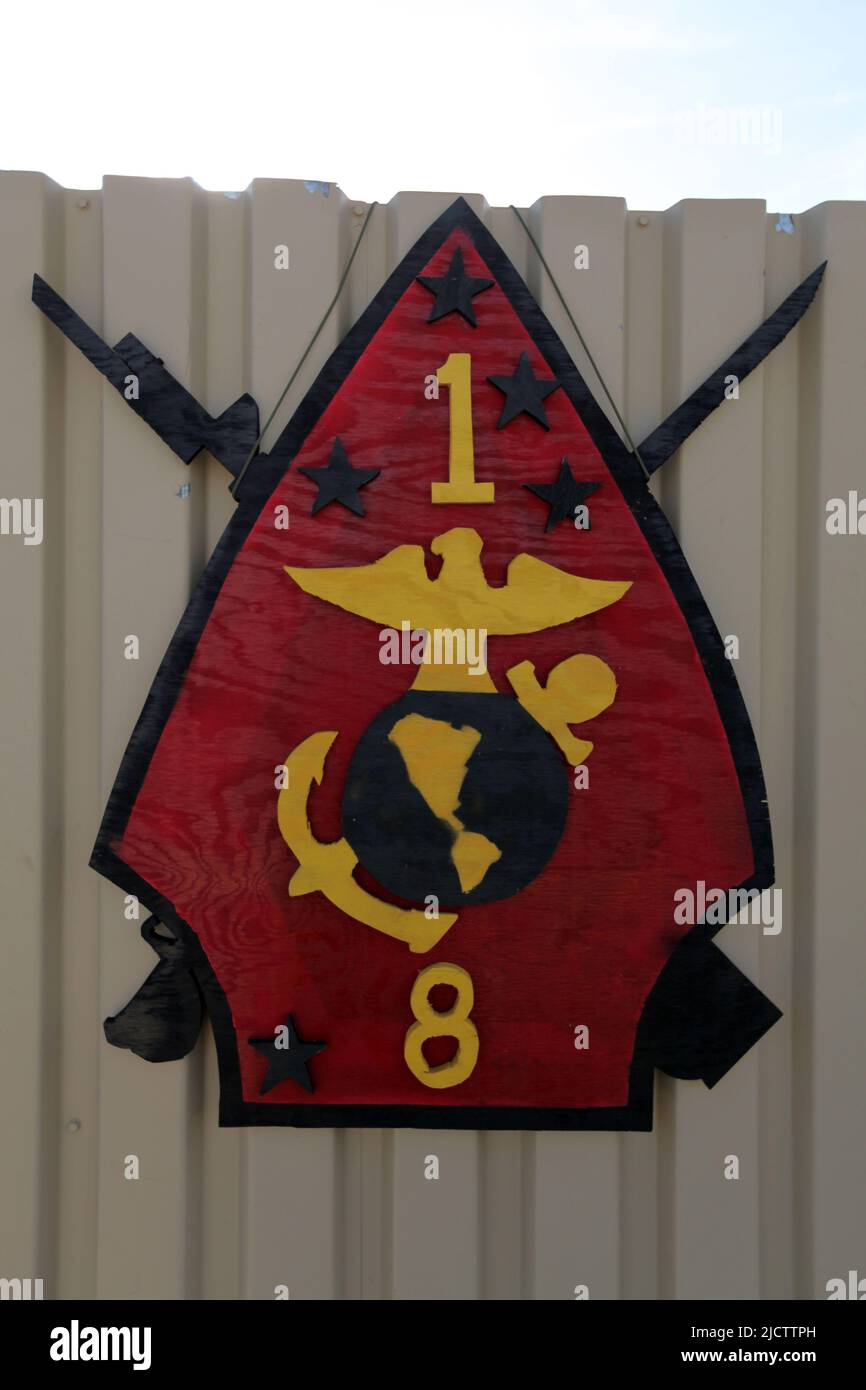 Il logo del Battaglione del 1st, del 8th Marine Regiment, del 2D Marine Division è appeso all'ingresso del Falco Forward Operating base (FOB) per il loro Deployment Forw Foto Stock