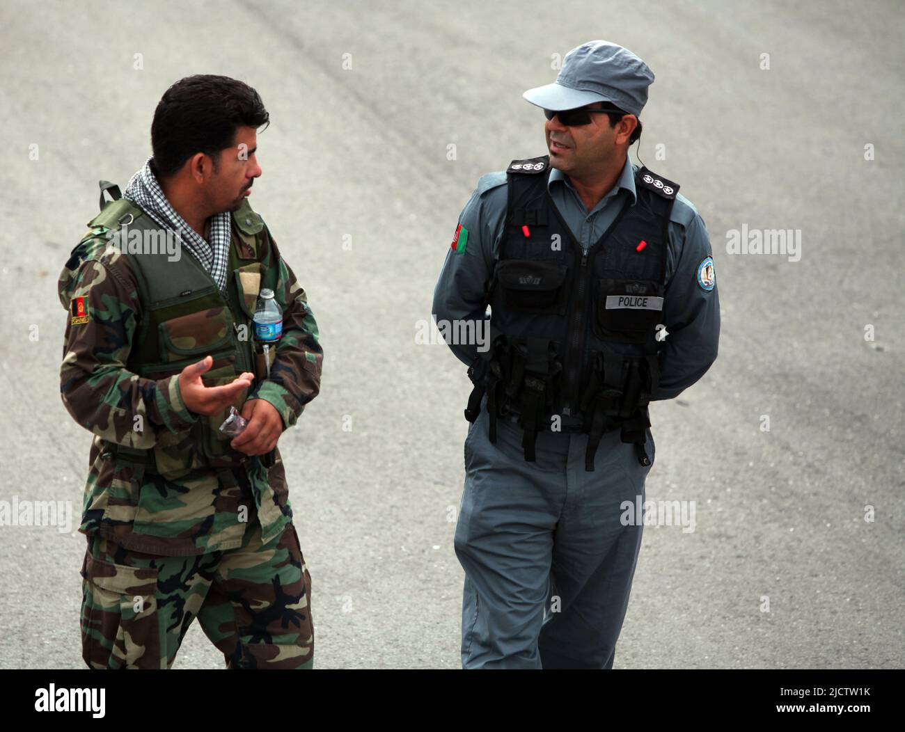 I protagonisti del ruolo civile stanno pattugliando per 1st Battaglione, 8th Regiment Marino (1/8), 2D Divisione Marina, durante le loro operazioni marine in terreno urbano Foto Stock