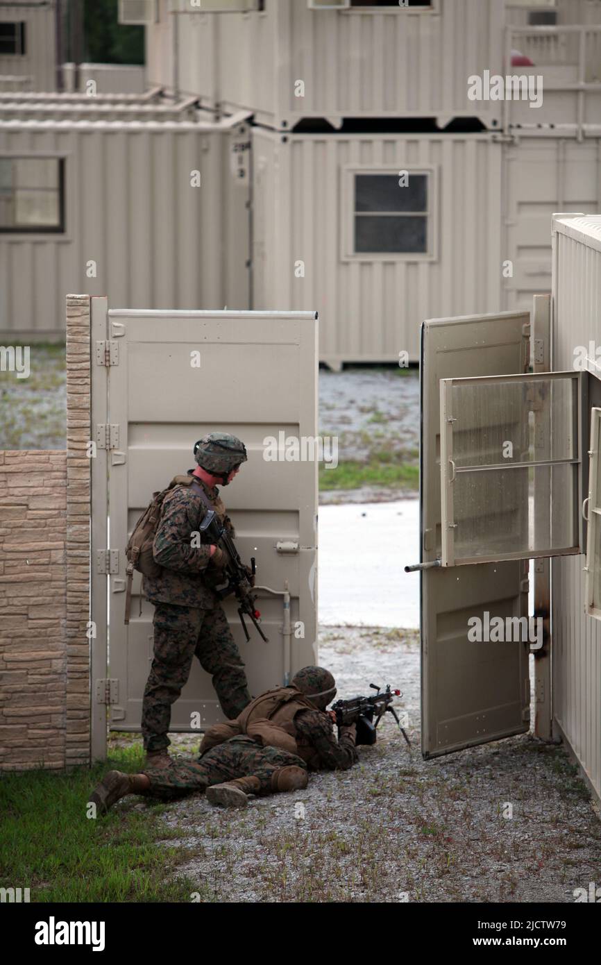 I Marines USA con Bravo Company, 1st Battaglione, 8th Regiment Marino (1/8), 2D Divisione Marina, guardano una finestra per l'attività nemica simulata durante thei Foto Stock