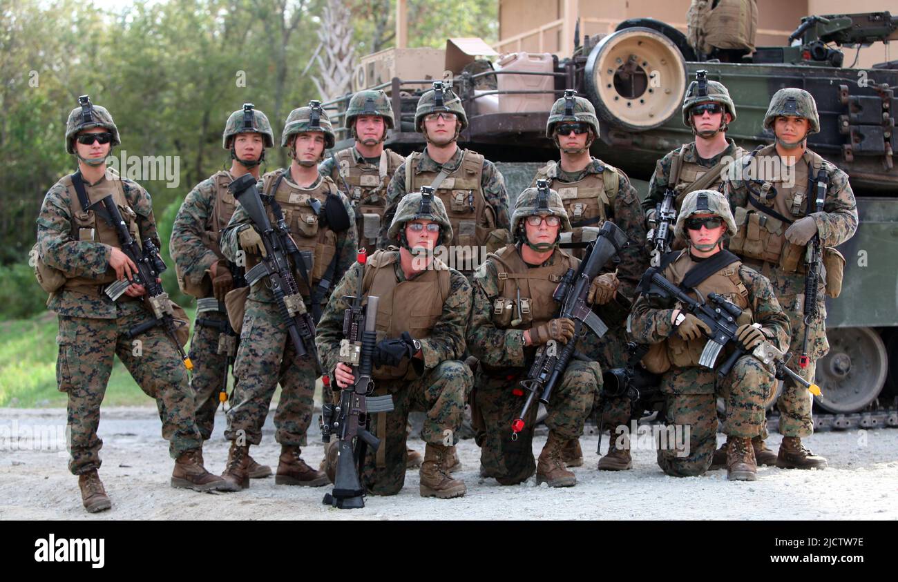 Marines degli Stati Uniti con 3rd Squad, 3rd Platoon, Bravo Company, 1st Battaglione, 8th Regiment Marino (1/8), 2D Divisione Marina, esamini nella macchina fotografica per uno squa Foto Stock