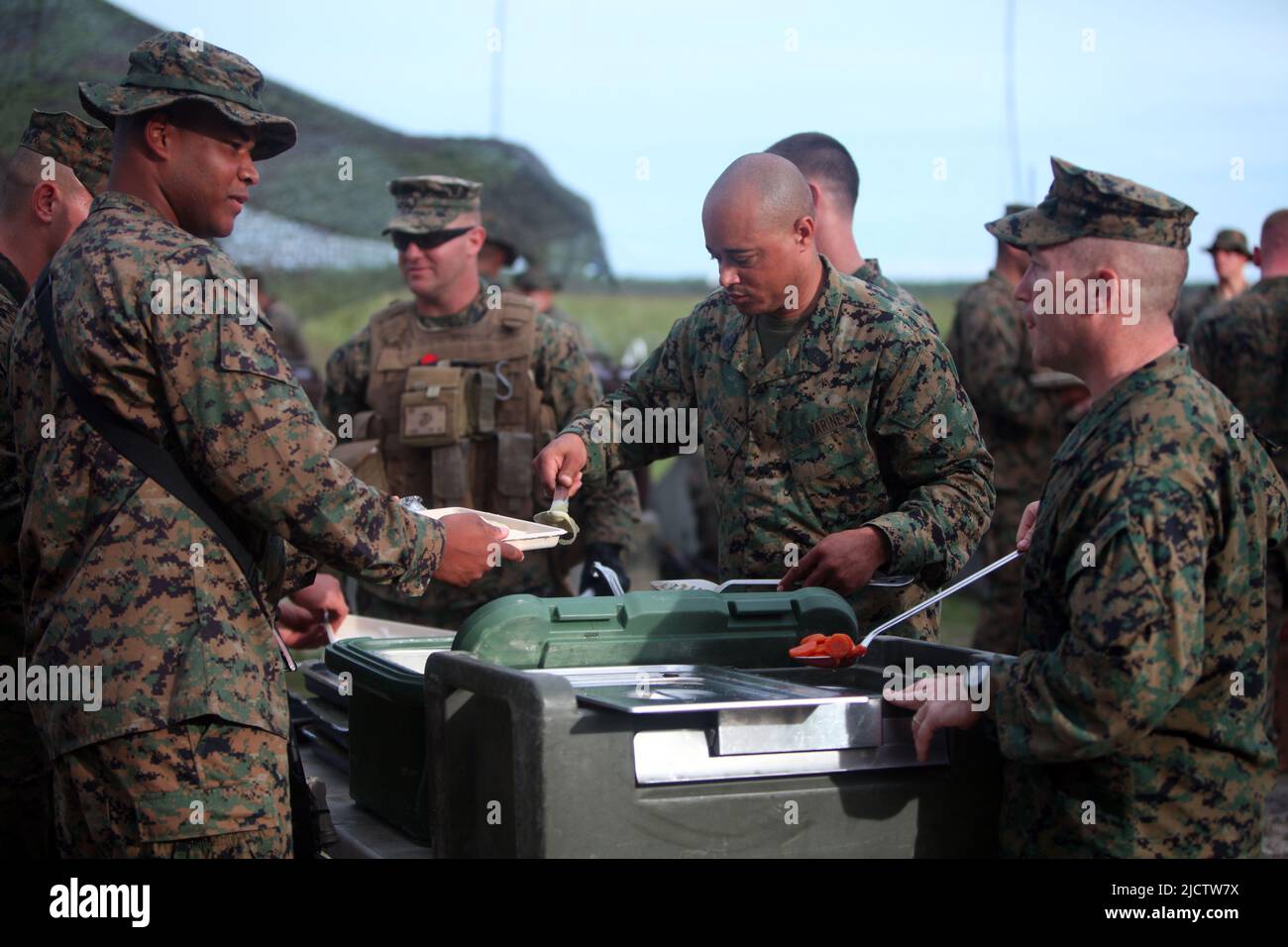 I marines degli Stati Uniti con il platoon di 81, la compagnia di armi, il battaglione 1st, il reggimento marino 8th (1/8), la divisione marina 2D, ricevono il chow serale sulla gamma OP-3 per Foto Stock