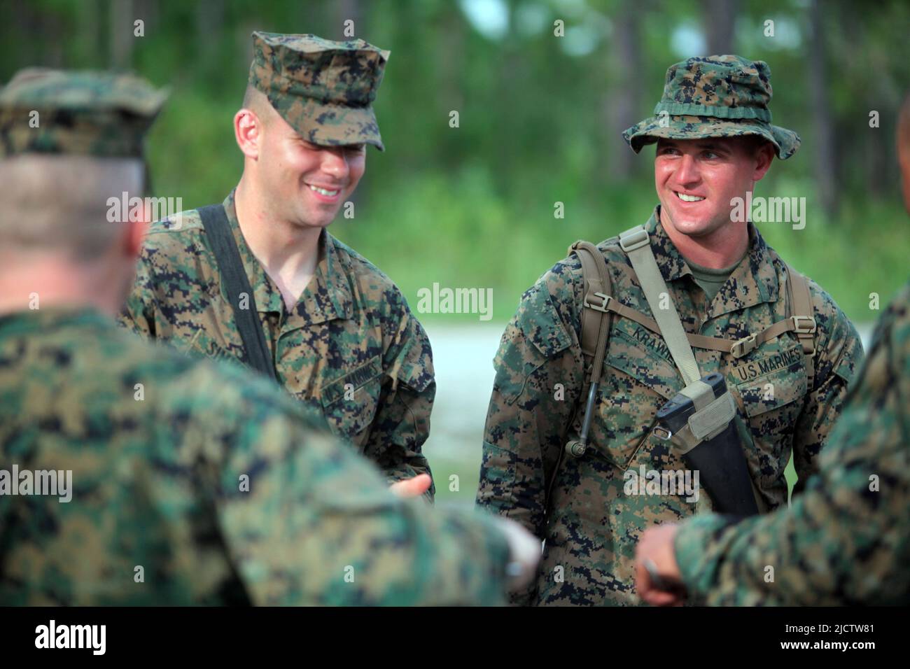 I Marines degli Stati Uniti con il Platoon dell'81, la compagnia di armi, il Battaglione 1st, il Regiment Marino 8th (1/8), la Divisione Marina 2D, ottengono il chow della sera sulla gamma OP-3 per thei Foto Stock