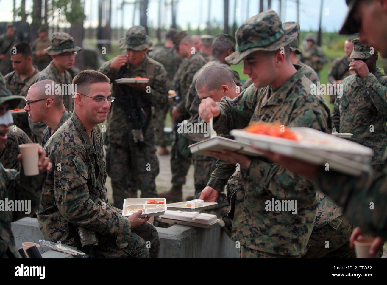 I Marines degli Stati Uniti con il Platoon dell'81, la compagnia di armi, il Battaglione 1st, il Regiment Marino 8th (1/8), la Divisione Marina 2D, ottengono il chow della sera sulla gamma OP-3 per thei Foto Stock