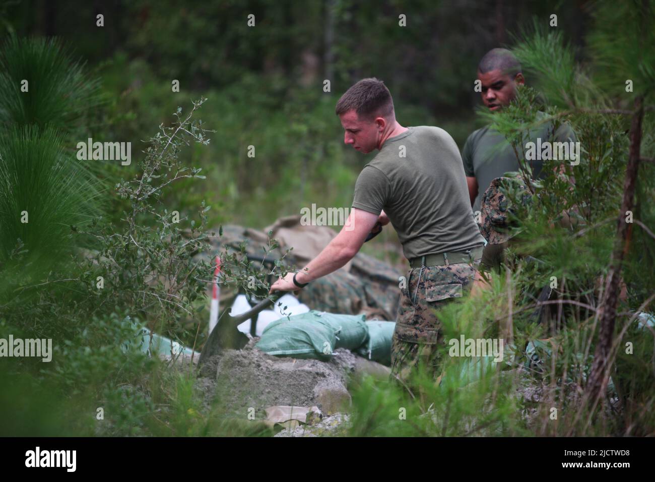 I Marines degli Stati Uniti con Bravo Company, 1st Battaglione, 8th Regiment della Marina (1/8), 2D Divisione della Marina, stanno scavando il loro buco di combattimento sulla zona di atterraggio (LZ) o. Foto Stock