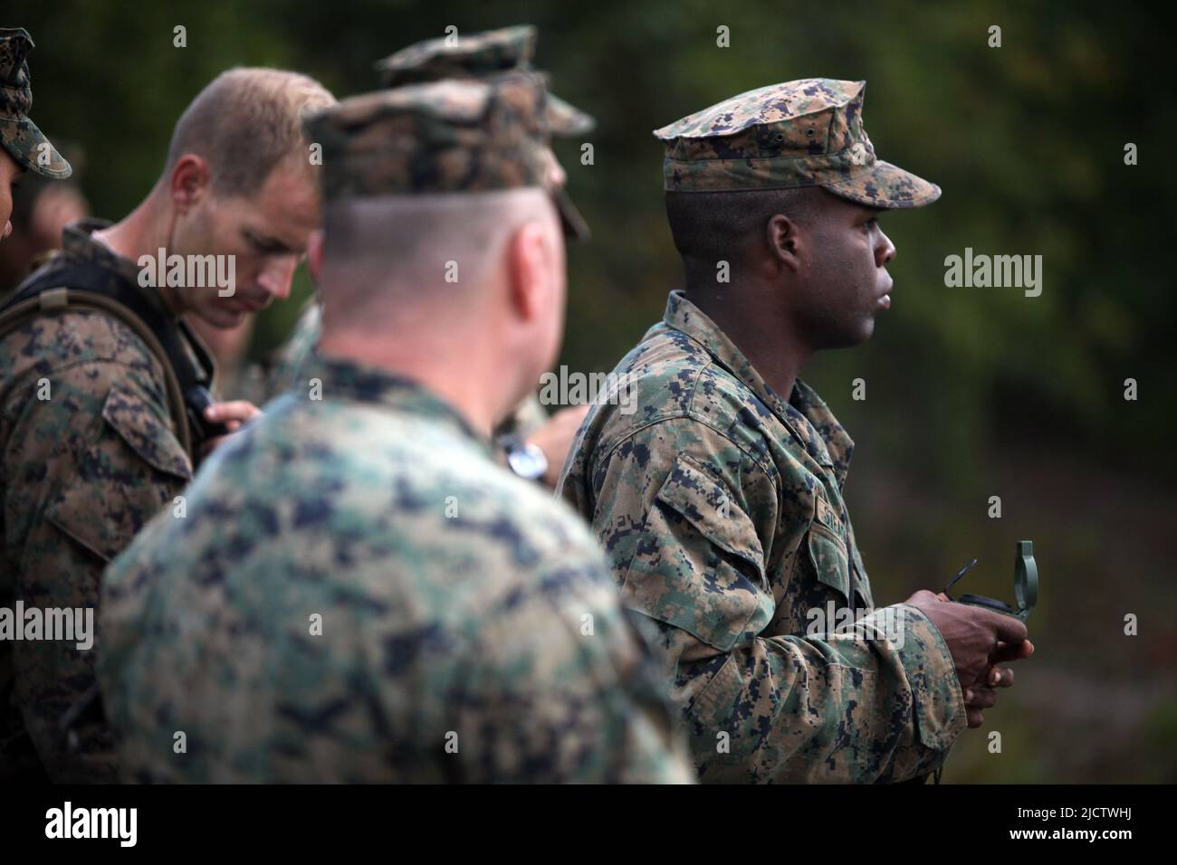 I Marines degli Stati Uniti con Charlie Company, 1st Battaglione, 8th Regiment della Marina (1/8), 2D Divisione della Marina, esamino la gamma L5 per determinare come spostare il loro tro Foto Stock