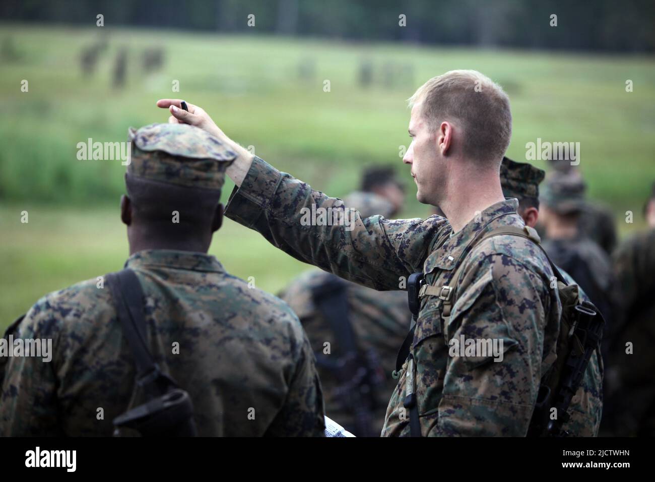 I Marines degli Stati Uniti con Charlie Company, 1st Battaglione, 8th Regiment della Marina (1/8), 2D Divisione della Marina, esamino la gamma L5 per determinare come spostare il loro tro Foto Stock