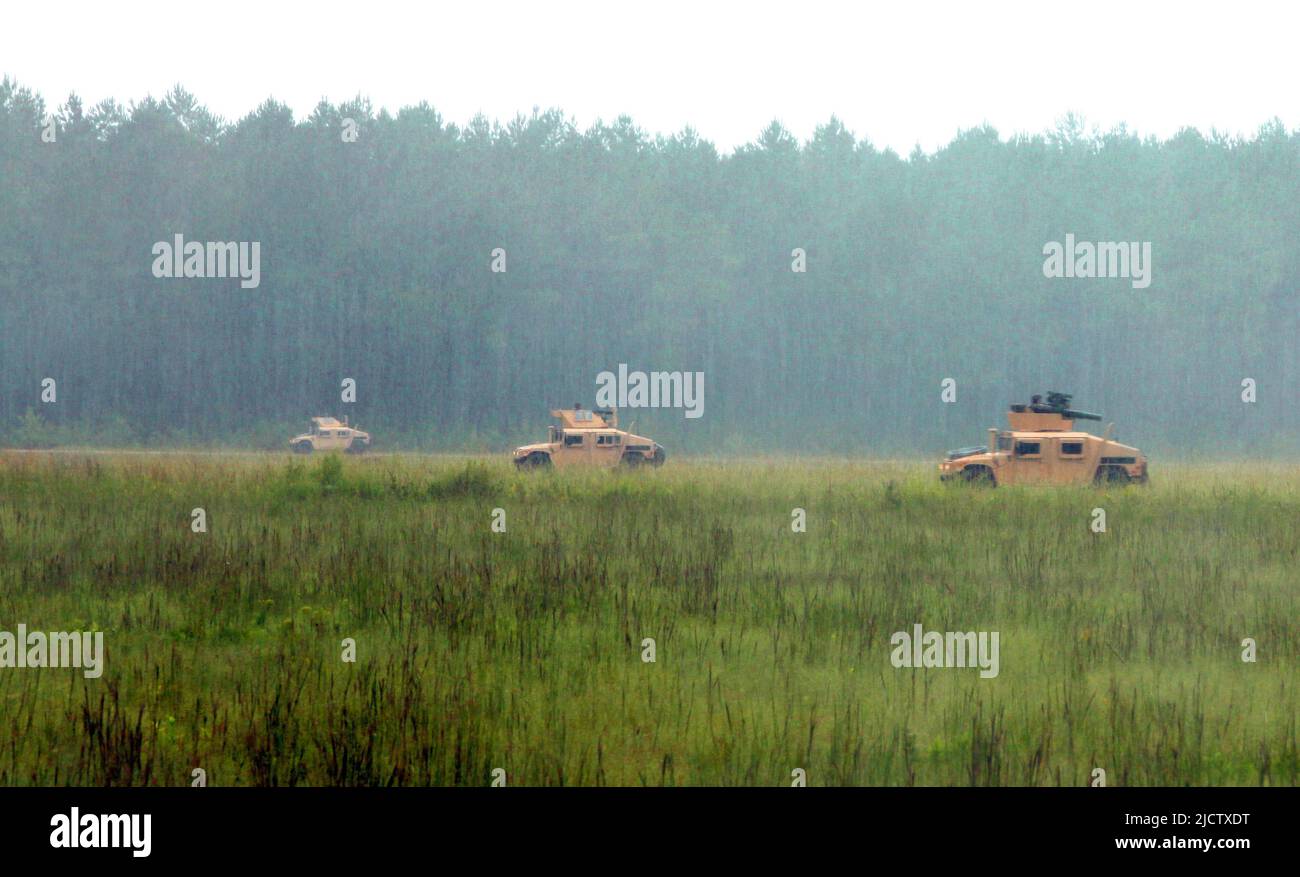 I Marines degli Stati Uniti con il team combinato di Assault Anti-Armor 1 (CAAT 1), 1st Battaglione, 8th Regiment Marino (1/8), 2D Divisione Marina, stanno rimbalzando indietro fr Foto Stock