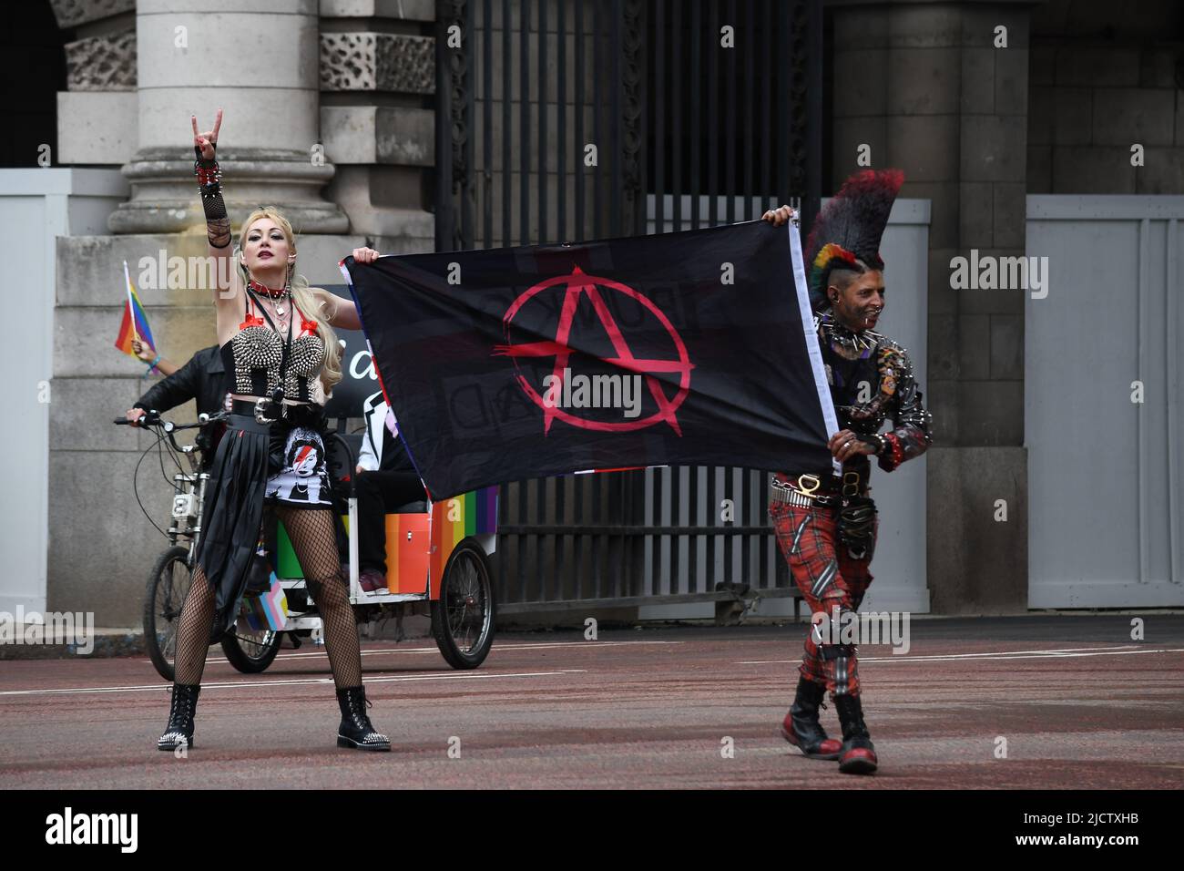 Londra, UK, 5th giu 2022, Platinum Jubilee Pageant lungo il Mall. Da Westminister a Buckingham Palace. Il tempo delle nostre vite, parte 2 del Pageant. La corteo giubilante mostra i 70 anni del Regno di Elisabetta dal 1952 al 2022. 1970s in questa parte, Andrew Lalchan Photography/Alamy Live News Foto Stock