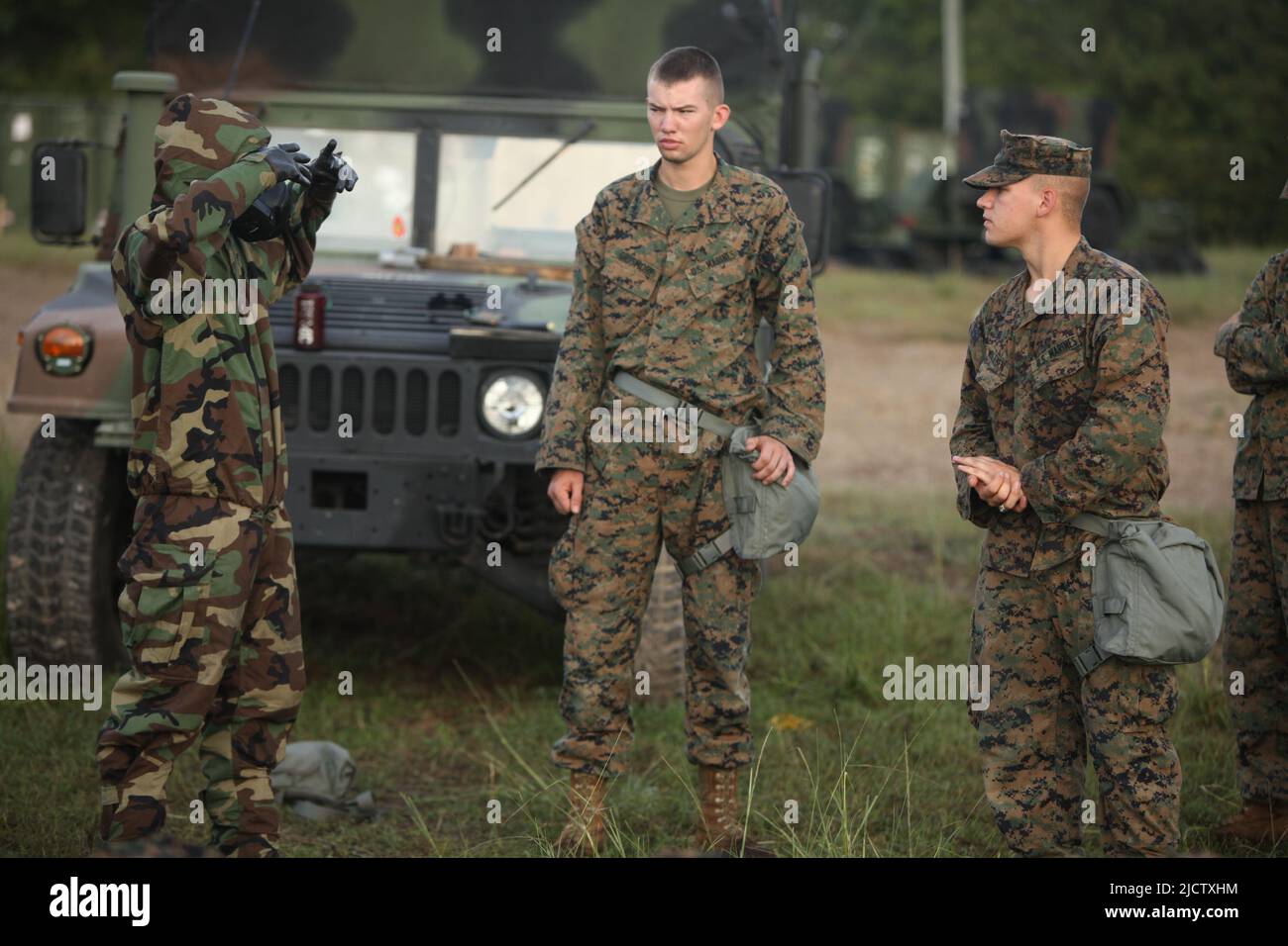 US Marines Corps Chief Warranty Officer 2 Jason G. Smith (a sinistra) con Headquarters & Service Company, 1st Battaglione, 8th Regiment Marino (1/8), 2D Mar Foto Stock