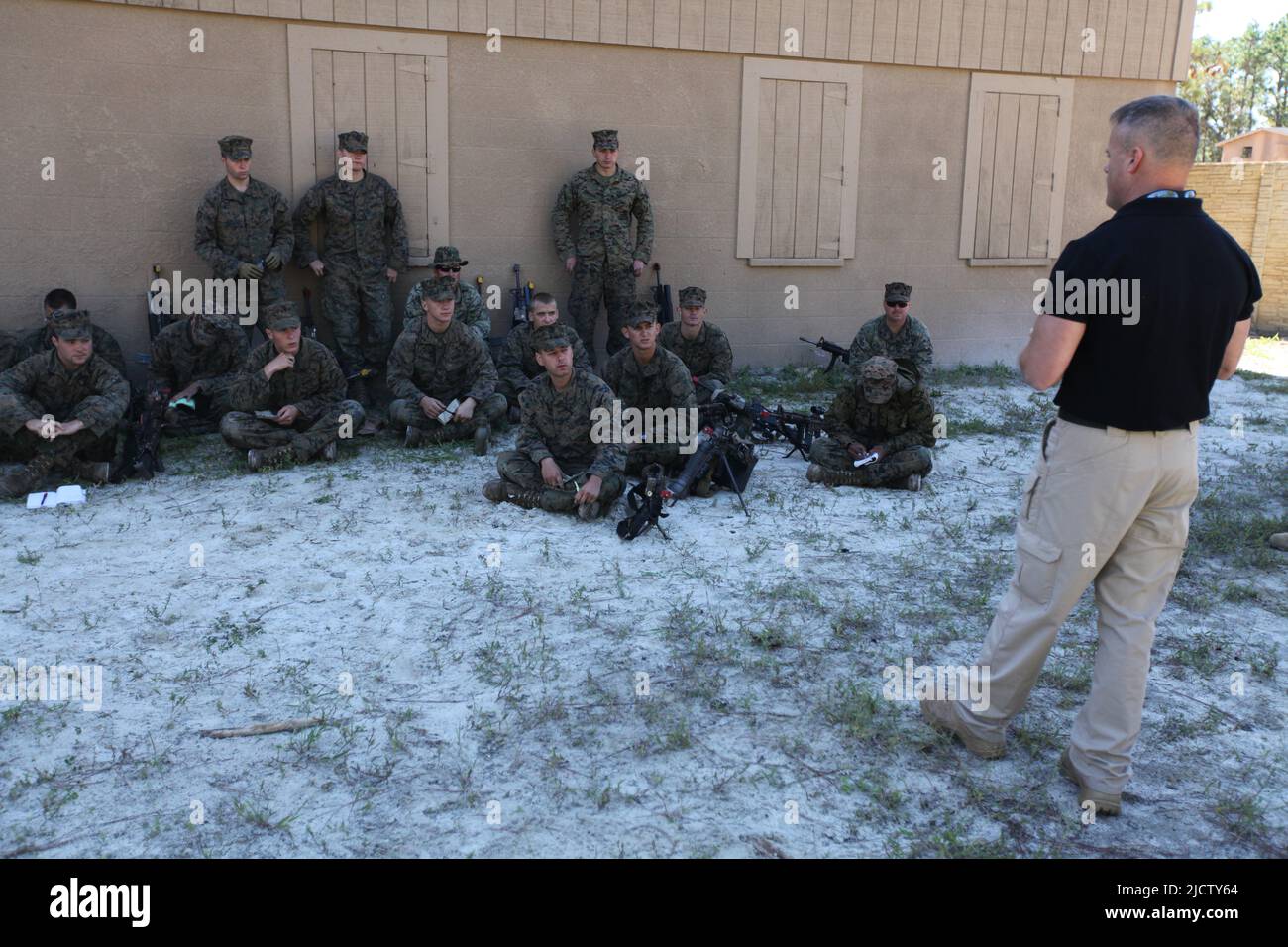 I Marines USA con Charlie Company, 1st Battaglione, 8th Regiment Marino (1/8), 2D Divisione Marina, ricevono un breve da uno sfruttamento tattico della vista e. Foto Stock