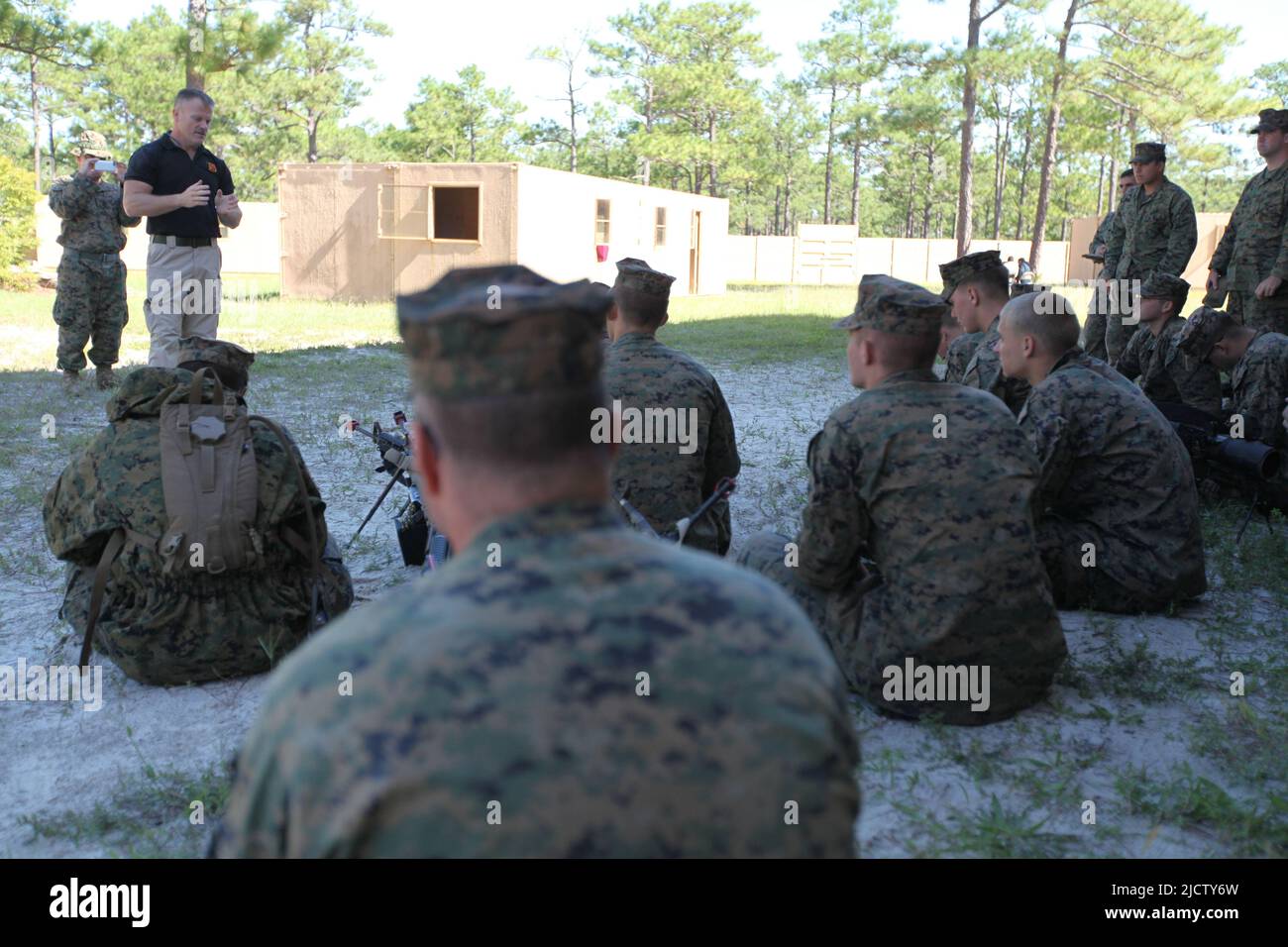 I Marines USA con Charlie Company, 1st Battaglione, 8th Regiment Marino (1/8), 2D Divisione Marina, ricevono un breve da uno sfruttamento tattico della vista e. Foto Stock