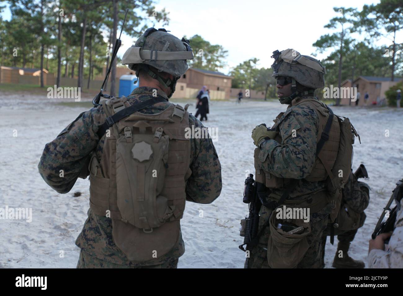 Marines USA con Charlie Company, 1st Battaglione, 8th Regiment Marino (1/8), 2D Divisione Marina, condurre una città di combattimento di pattuglia throrugh durante il loro De Foto Stock