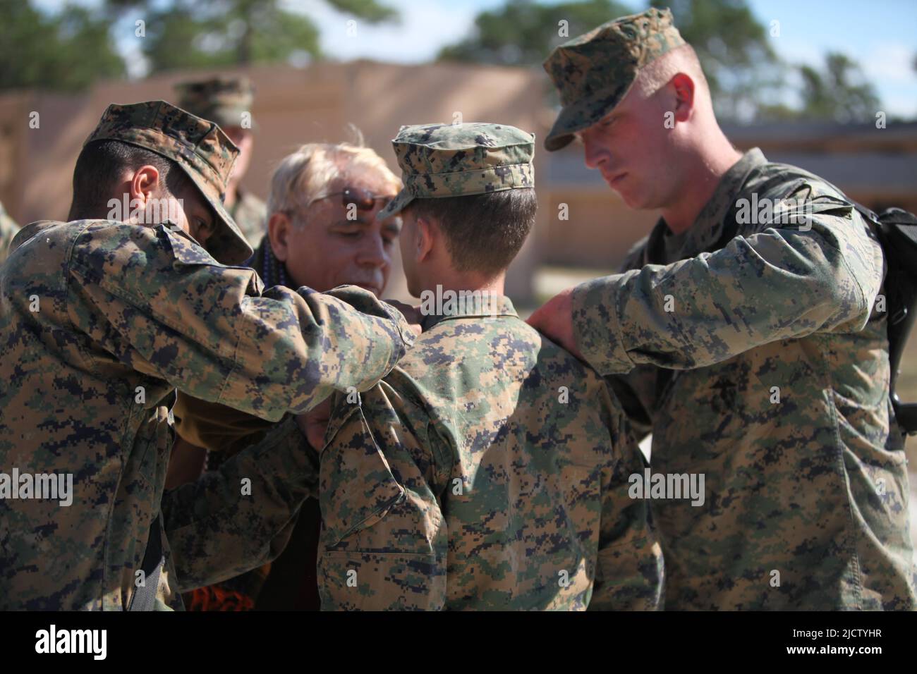 U.S. Marine Corps Lance CPL Christopher Metts (centro) con Charlie Company, 1st Battaglione, 8th Marine Regiment (1/8), 2D Marine Division, sta ottenendo Foto Stock