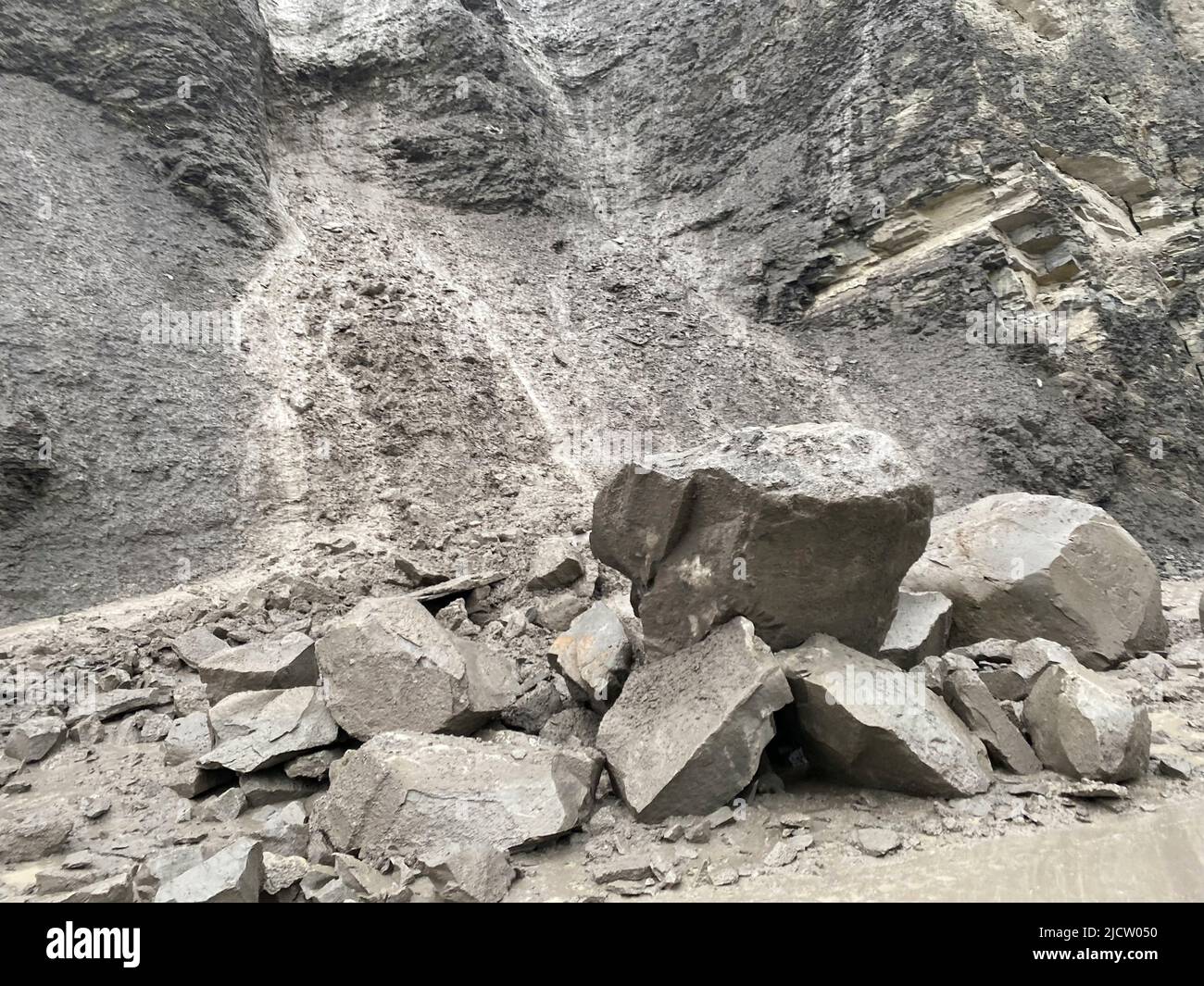 Yellowstone, Stati Uniti. 13th giugno 2022. Una frana è stata fuori dalla strada di ingresso nord a Gardner Canyon dopo che piogge record e la neve sciolto ha causato inondazioni distruttive chiusura del Parco Nazionale di Yellowstone all'inizio dell'alta stagione, 13 giugno 2022 a Yellowstone, Montana. Credit: Jacob W. Frank/NPS Photo/Alamy Live News Foto Stock