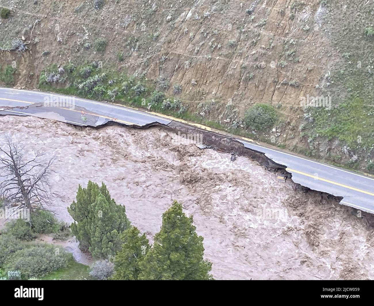 Yellowstone, Stati Uniti. 13th giugno 2022. La strada di ingresso nord da Gardiner a Mammoth è lavata fuori dopo le piogge record e la fusione della neve ha causato le inondazioni distruttive che chiudono il parco nazionale di Yellowstone all'inizio dell'alta stagione, 13 giugno 2022 a Yellowstone, Montana. Credit: Doug Kraus/NPS Photo/Alamy Live News Foto Stock