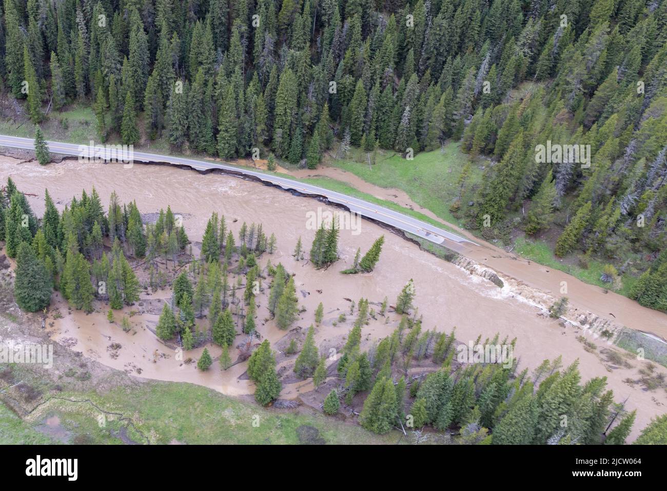 Yellowstone, Stati Uniti. 13th giugno 2022. L'ingresso nord-est del parco nazionale di Yellowstone è lavato fuori dopo le piogge record e la fusione della neve ha causato le inondazioni distruttive che chiudono il parco all'inizio della stagione intensa, 13 giugno 2022 a Yellowstone, Montana. Credit: Jacob W. Frank/NPS Photo/Alamy Live News Foto Stock