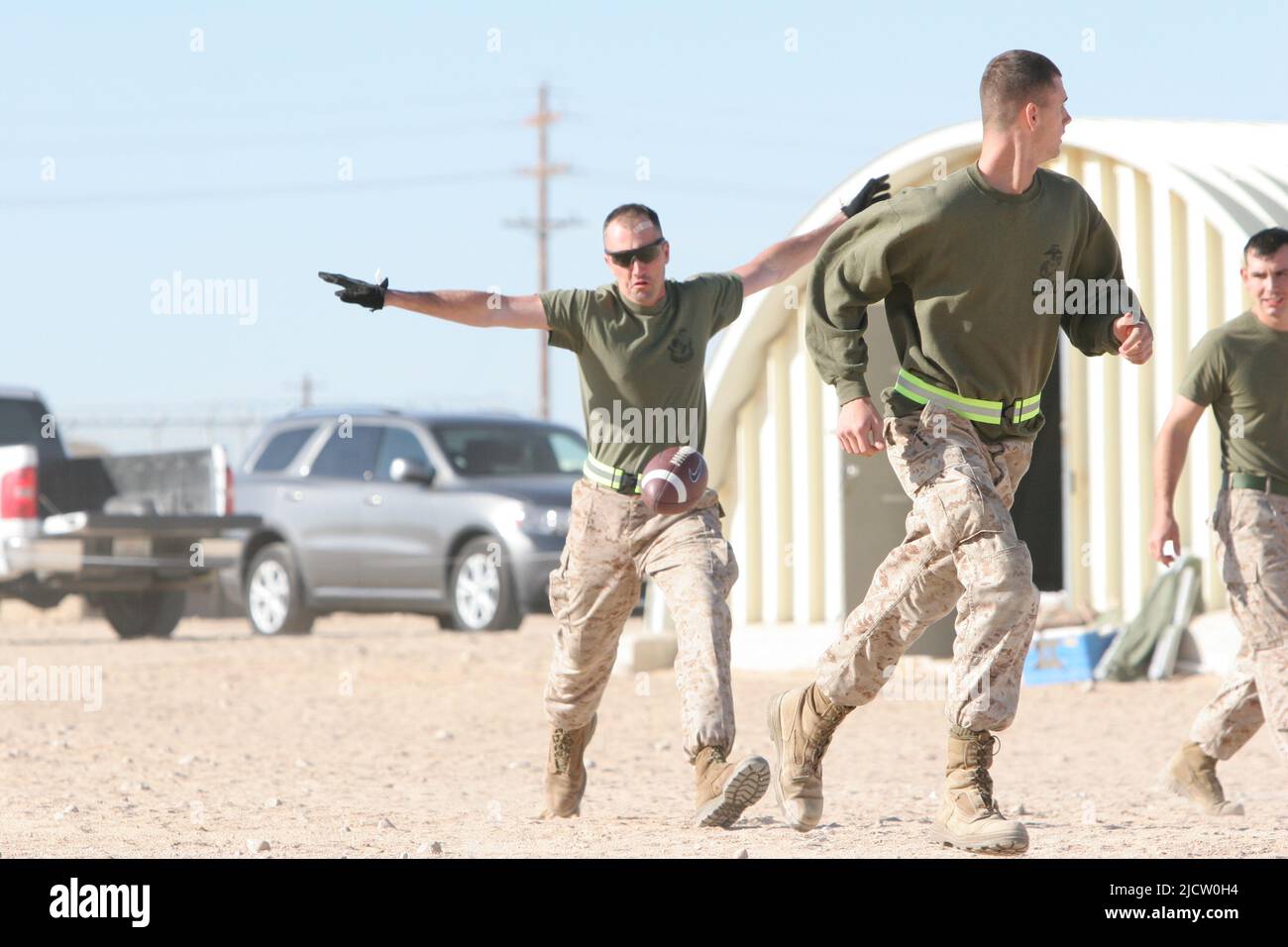 I Marines degli Stati Uniti con 1st battaglione, 8th Regiment della Marina (1/8), 2D Divisione della Marina, stanno giocando una partita di calcio durante un certo tempo giù a bordo di Camp Wilson, Foto Stock