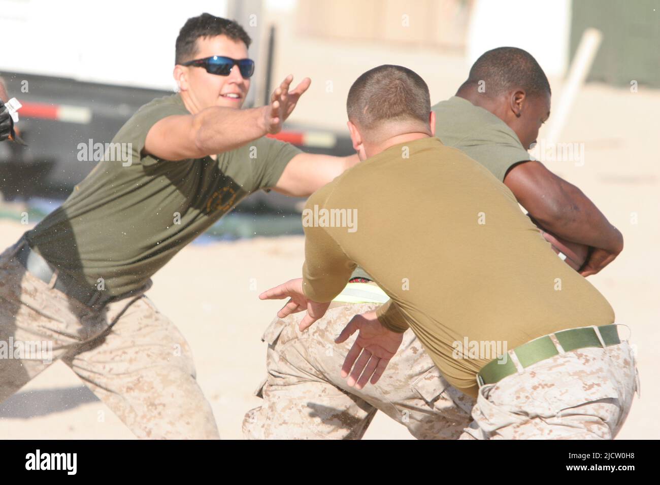 I Marines degli Stati Uniti con 1st battaglione, 8th Regiment della Marina (1/8), 2D Divisione della Marina, stanno giocando una partita di calcio durante un certo tempo giù a bordo di Camp Wilson, Foto Stock