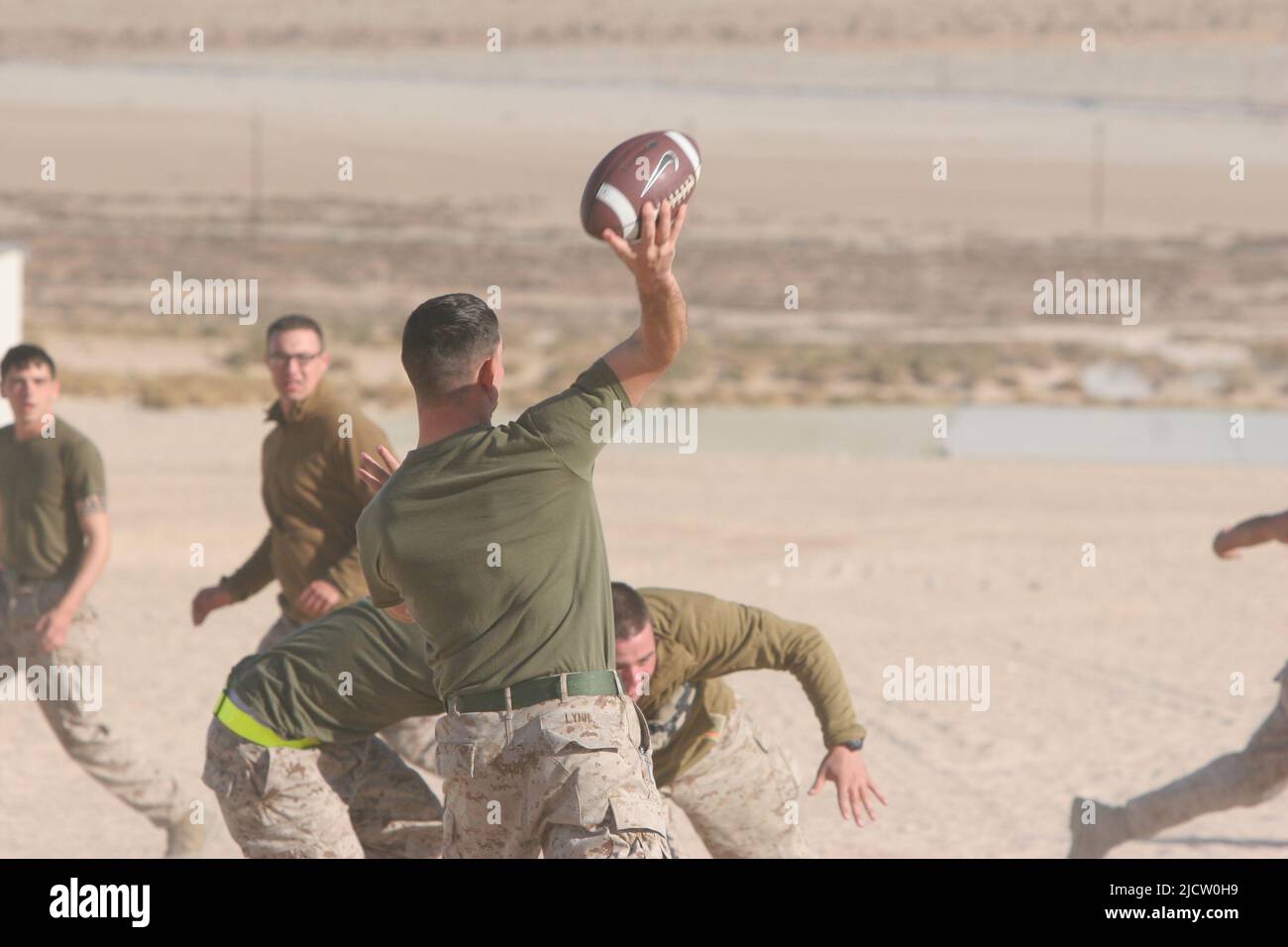 I Marines degli Stati Uniti con 1st battaglione, 8th Regiment della Marina (1/8), 2D Divisione della Marina, stanno giocando una partita di calcio durante un certo tempo giù a bordo di Camp Wilson, Foto Stock