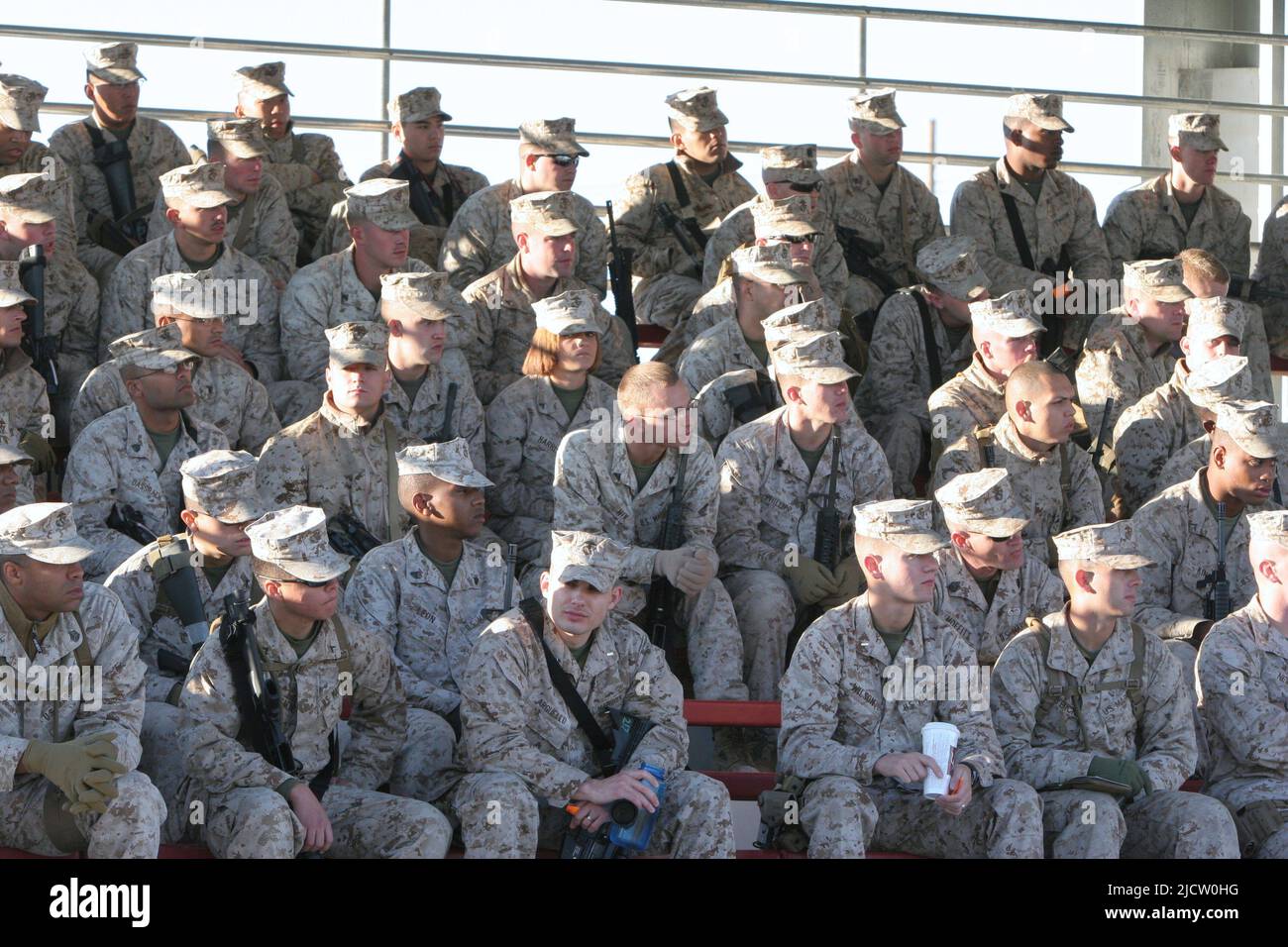 I Marines degli Stati Uniti con 1st battaglione, 8th Regiment Marino (1/8), 2D Divisione Marina, ricevono un brief di sopravvivenza del deserto a bordo di Camp Wilson, Marine Corps Air G. Foto Stock