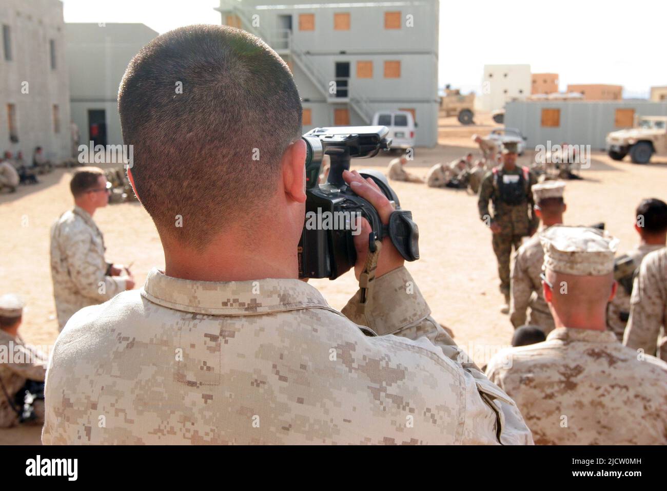 U.S. Marine Corps Sgt. Albert J. Carls, combatterai cameraman con 1st Battaglione, 8th Regiment Marino (1/8), 2D Divisione Marina, sta filmando un insid debrief Foto Stock