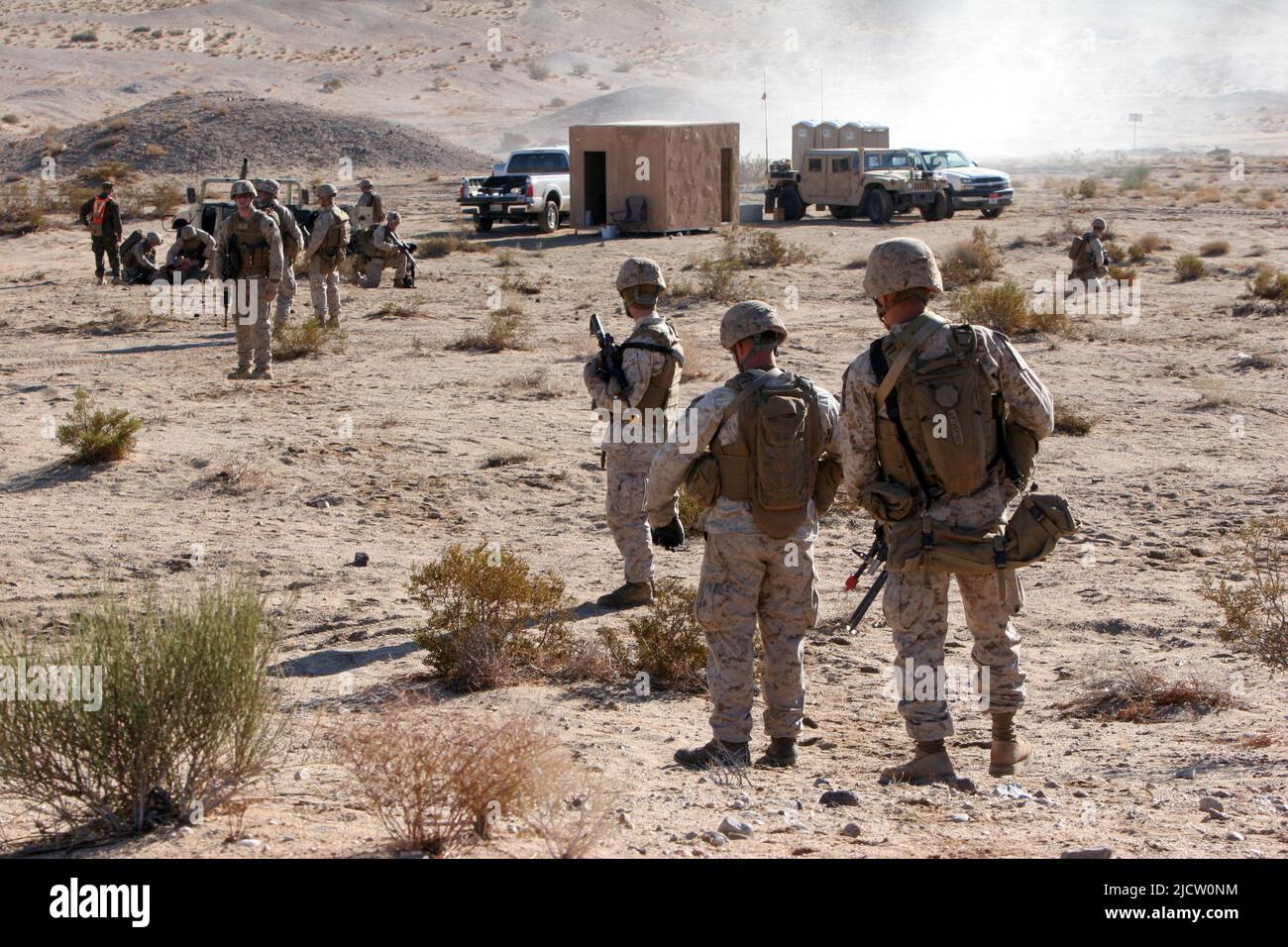 I Marines degli Stati Uniti con 1st battaglione, 8th Regiment della Marina (1/8), 2D Divisione della Marina, spazzano per i dispositivi esplosivi improvvisati secondari mentre si avvicina a s. Foto Stock