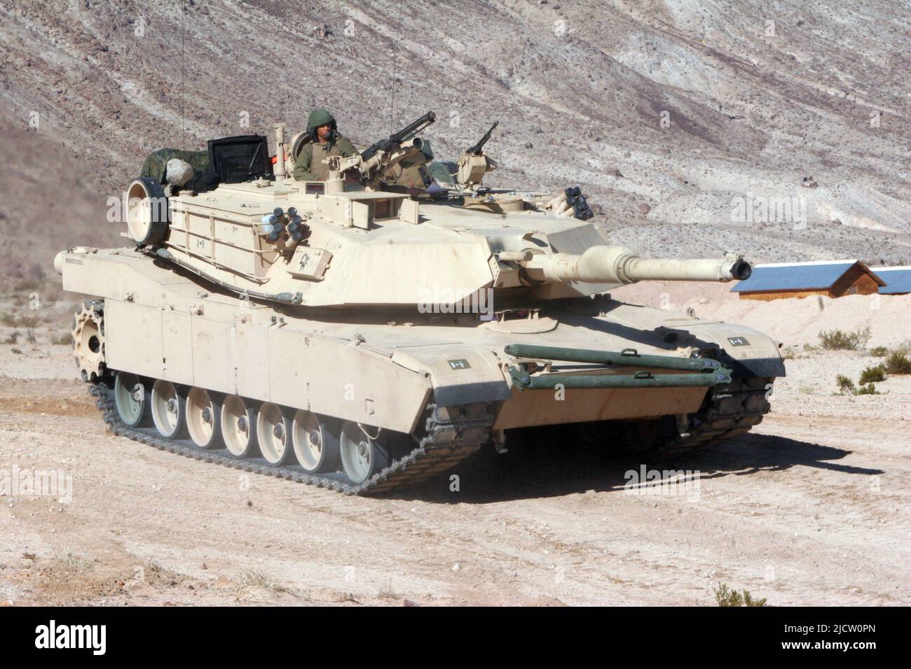 I Marines degli Stati Uniti con 2D battaglione del serbatoio attaccato a 1st battaglione, 8th Regiment marino (1/8), 2D Divisione marina, guidano il loro M1A1 Abrams Tank verso un t Foto Stock I Marines degli Stati Uniti con 2D battaglione del serbatoio attaccato a 1st battaglione, 8th Regiment marino (1/8), 2D Divisione marina, guidano il loro M1A1 Abrams Tank verso un t Foto Stock