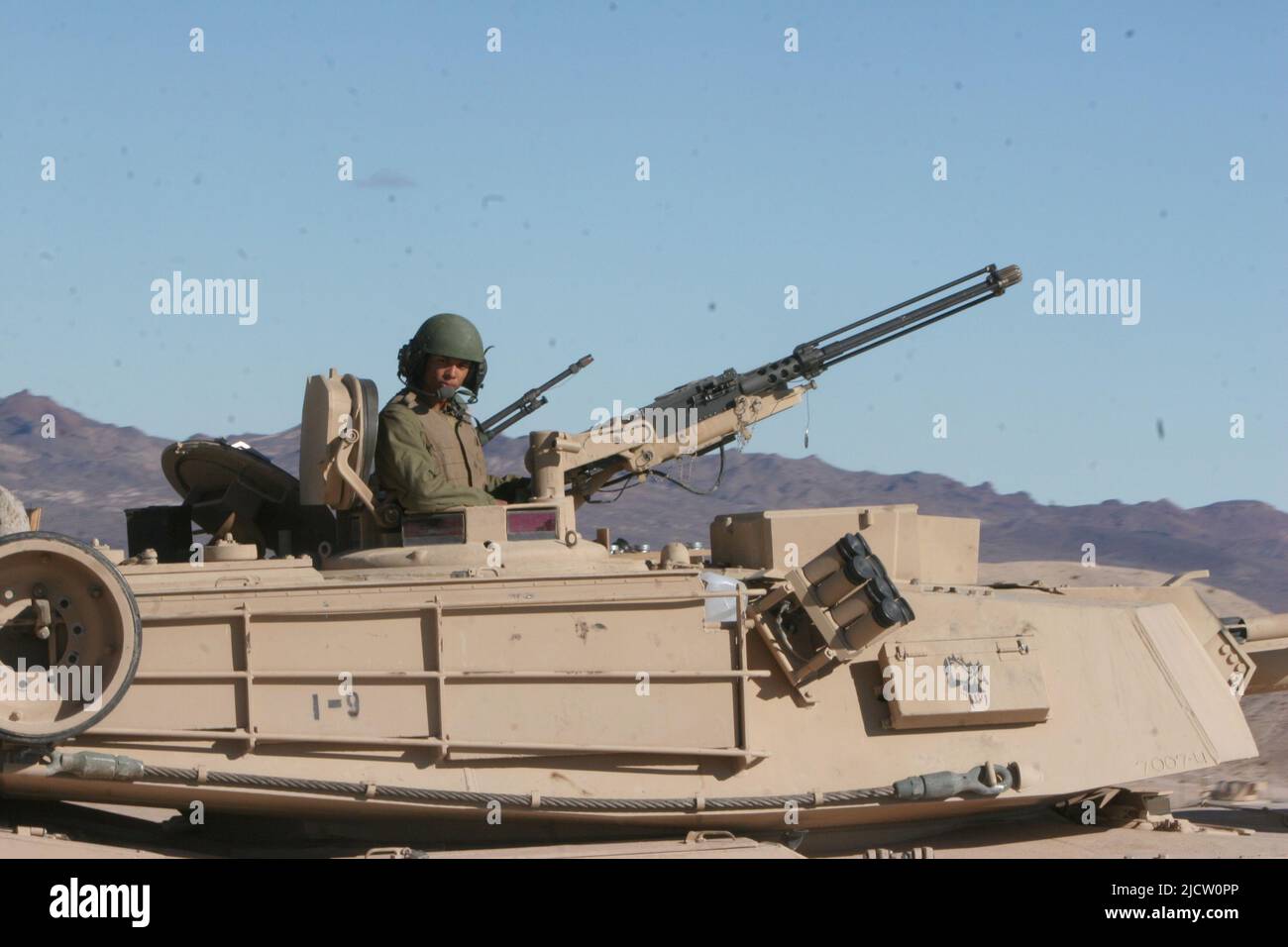 I Marines degli Stati Uniti con 2D battaglione del serbatoio attaccato a 1st battaglione, 8th Regiment marino (1/8), 2D Divisione marina, guidano il loro M1A1 Abrams Tank verso un t Foto Stock I Marines degli Stati Uniti con 2D battaglione del serbatoio attaccato a 1st battaglione, 8th Regiment marino (1/8), 2D Divisione marina, guidano il loro M1A1 Abrams Tank verso un t Foto Stock