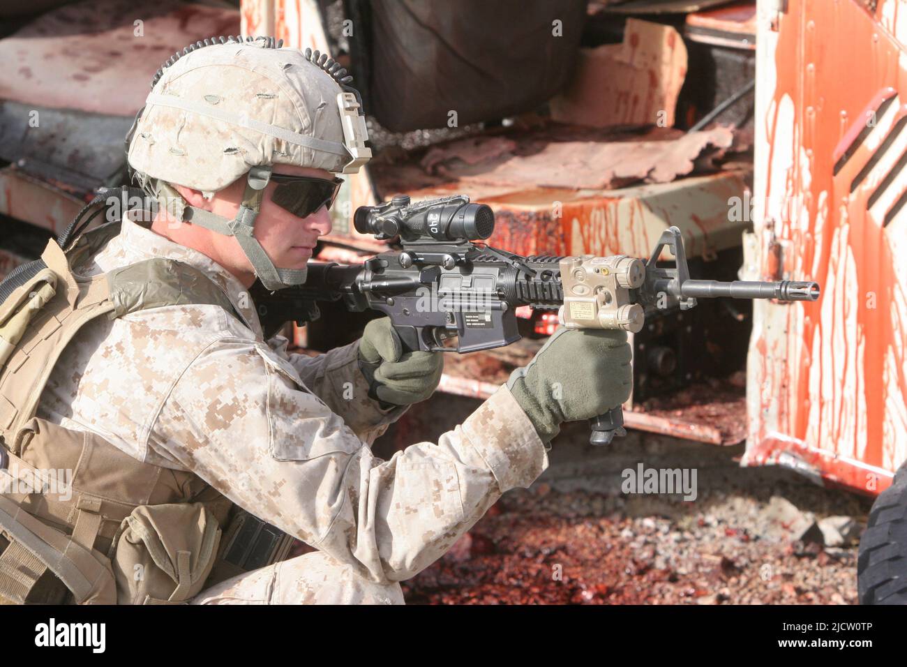 Una Marina degli Stati Uniti con Headquarter & Service Company, 1st Battaglione, 8th Marine Regiment (1/8), 2D Marine Division, pubblica sicurezza come la sua squadra tira simu Foto Stock