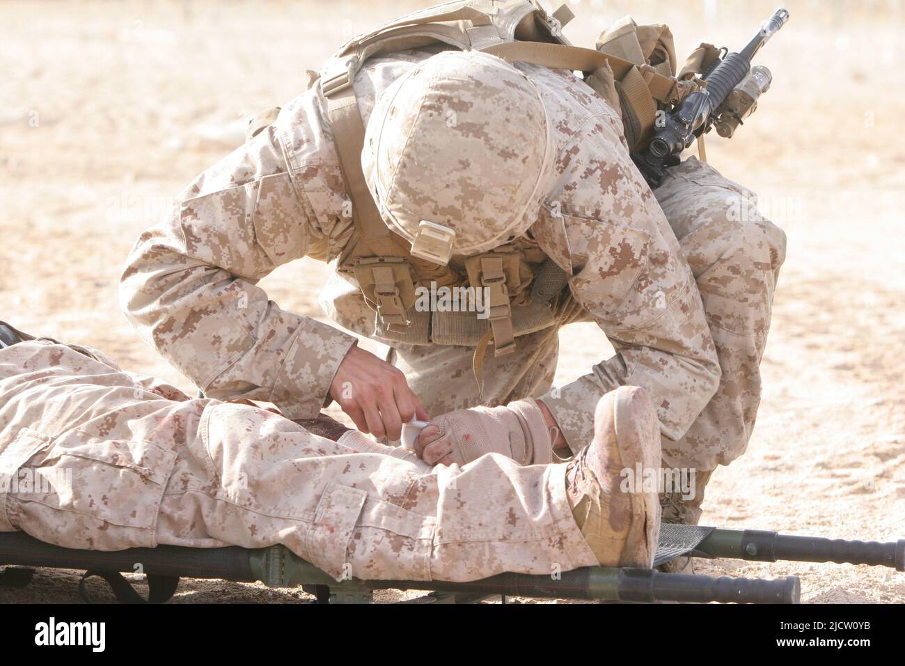 Una Marina degli Stati Uniti con Headquarter & Service Company, 1st Battaglione, 8th Marine Regiment (1/8), 2D Marine Division, rende aiuto ad un simulato improvvisato Foto Stock